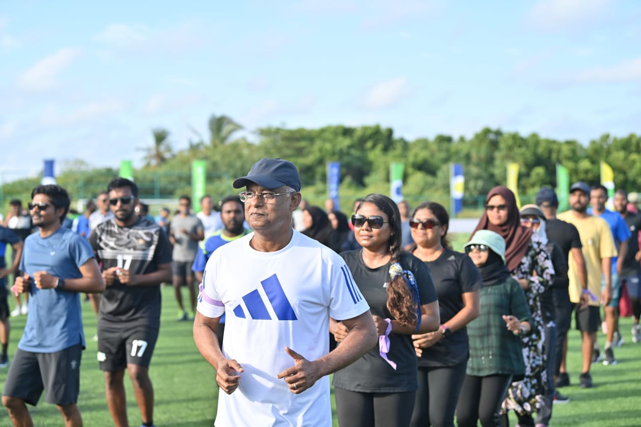 ސެޕްޓެމްބަރު 10، 2022 (ލ. ގަން) - ވިއަވަތި ރާއްޖެ ކޮންފަރެންސްގެ ކުރިން ބޭއްވި ސްޕޯޓްސް ފެސްޓިވަލްގެ ހަރަކާތްތައް ފެށުމުގެ ކުރިން ބައިވެރިން ކަސްރަތު ކުރަނީ. -- ފޮޓޯ: ރައީސް އޮފީސް 