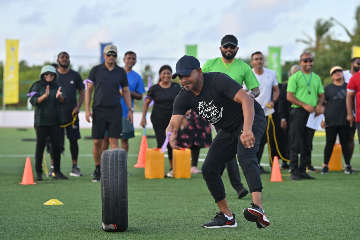 ސެޕްޓެމްބަރު 10، 2022 (ލ. ގަން) - ވިއަވަތި ރާއްޖެ ކޮންފަރެންސްގެ ކުރިން ބޭއްވި ސްޕޯޓްސް ފެސްޓިވަލްގައި ސްޕޯޓްސް މިނިސްޓަރު މަހްލޫފު. -- ފޮޓޯ: ރައީސް އޮފީސް 