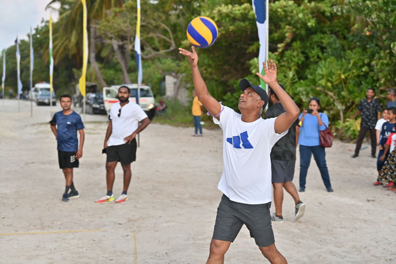 ސެޕްޓެމްބަރު 10، 2022 (ލ. ގަން) - ވިއަވަތި ރާއްޖެ ކޮންފަރެންސްގެ ކުރިން ބޭއްވި ސްޕޯޓްސް ފެސްޓިވަލްގައި ރައީސް ސޯލިހު ވޮލީ ކުޅުއްވަނީ. -- ފޮޓޯ: ރައީސް އޮފީސް 