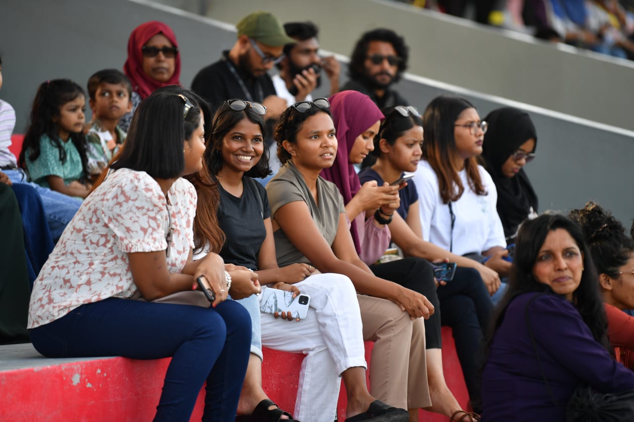 ސެޕްޓެމްބަރު 10، 2022 (ލ. ގަން) - ވިއަވަތި ރާއްޖެ ކޮންފަރެންސްގެ ކުރިން ބޭއްވި ސްޕޯޓްސް ފެސްޓިވަލްގެ ހަރަކާތްތައް ބަލާލަން ގަމު ސްޓޭޑިއަމަށް އެއްވެ ތިބި ބައެއް މީހުން. -- ފޮޓޯ: ރައީސް އޮފީސް 