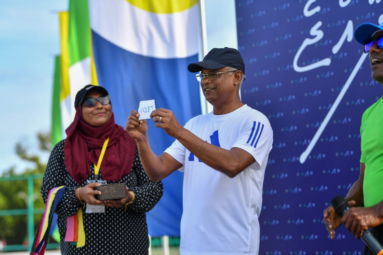 ސެޕްޓެމްބަރު 10، 2022 (ލ. ގަން) - ވިއަވަތި ރާއްޖެ ކޮންފަރެންސްގެ ކުރިން ބޭއްވި ސްޕޯޓްސް ފެސްޓިވަލްގެ ހަރަކާތްތަކުގައި ރައީސްގެ ޓީމުގެ ގޮތުގައި ވައިލެޓް ޓީމު ހޮވުމުން، ކަރުދާސްކޮޅު ދައްކާލައްވަނީ. -- ފޮޓޯ: ރައީސް އޮފީސް 