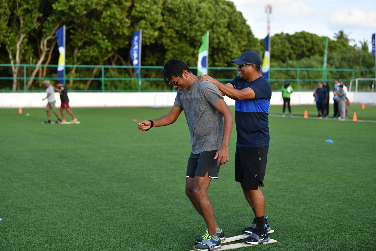 ސެޕްޓެމްބަރު 10، 2022 (ލ. ގަން) - ވިއަވަތި ރާއްޖެ ކޮންފަރެންސްގެ ކުރިން ބޭއްވި ސްޕޯޓްސް ފެސްޓިވަލްގައި އެސްޓީއޯގެ މެނޭޖިން ޑިރެކްޓަރު ހުސައިން އަމްރު އަދި އެމްޓީސީސީގެ މެނޭޖިން ޑިރެކްޓަރު އާދަމް އާޒިމް. -- ފޮޓޯ: ރައީސް އޮފީސް 