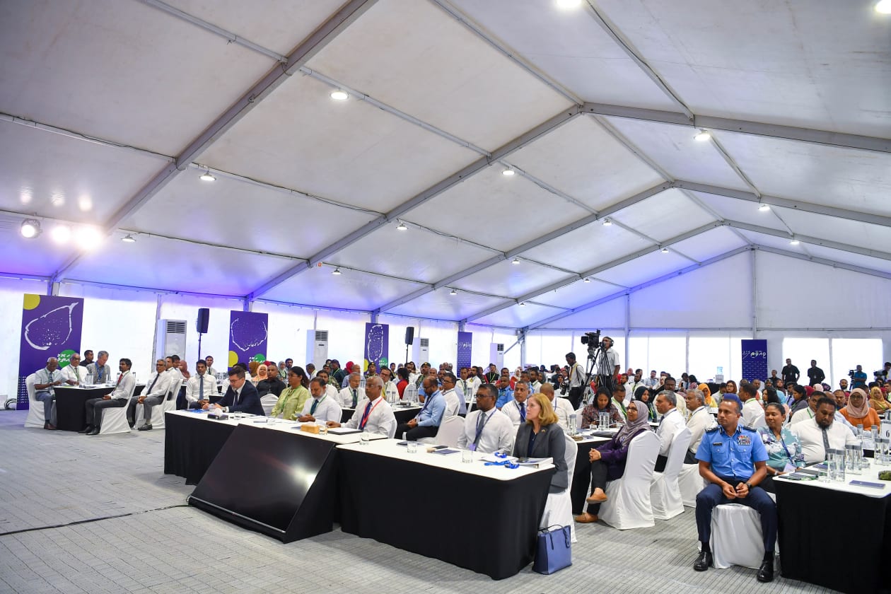 ސެޕްޓެމްބަރ 11، 2022 - ރައީސް ސޯލިހުގެ އިސްނެންގެވުމަކަށް ބާއްވާ "ވިއަވަތި ރާއްޖެ" ކޮންފަރެންސްގެ ތެރެއިން. ދެ ދުވަހުގެ މުއްދަތަށް ކުރިޔަށް ގެންދާ މި ކޮންފަރެންސްގައި، ހަތަރު ސެޝަނެއް ކުރިޔަށް ގެންދާއިރު ކޮންމެ ސެޝަނެއްގައި ވެސް ޕްރެޒެންޓޭޝަންތައް ހުށައަޅައި މަޝްވަރާތައް ބާއްވަވާނެ  --- ފޮޓޯ؛ ރައީސް އޮފީސް
