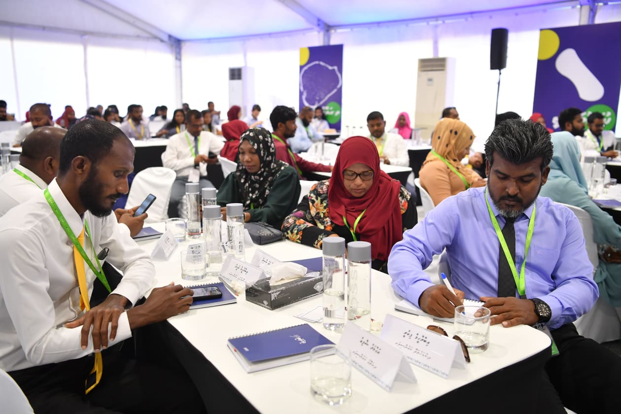 ސެޕްޓެމްބަރ 11، 2022 - ރައީސް ސޯލިހުގެ އިސްނެންގެވުމަކަށް ބާއްވާ "ވިއަވަތި ރާއްޖެ" ކޮންފަރެންސް މިއަދު ލ. ގަމުގައި ވަނީ ފަށާފައި. މިއީ ލާމަރުކަޒީ ނިޒާމު ހަރަދަނާ ކުރުމަށް މަޝްވަރާކުރުމުގެ ގޮތުން ބާއްވާ ކޮންފަރެންސެއް. --- ފޮޓޯ؛ ރައީސް އޮފީސް