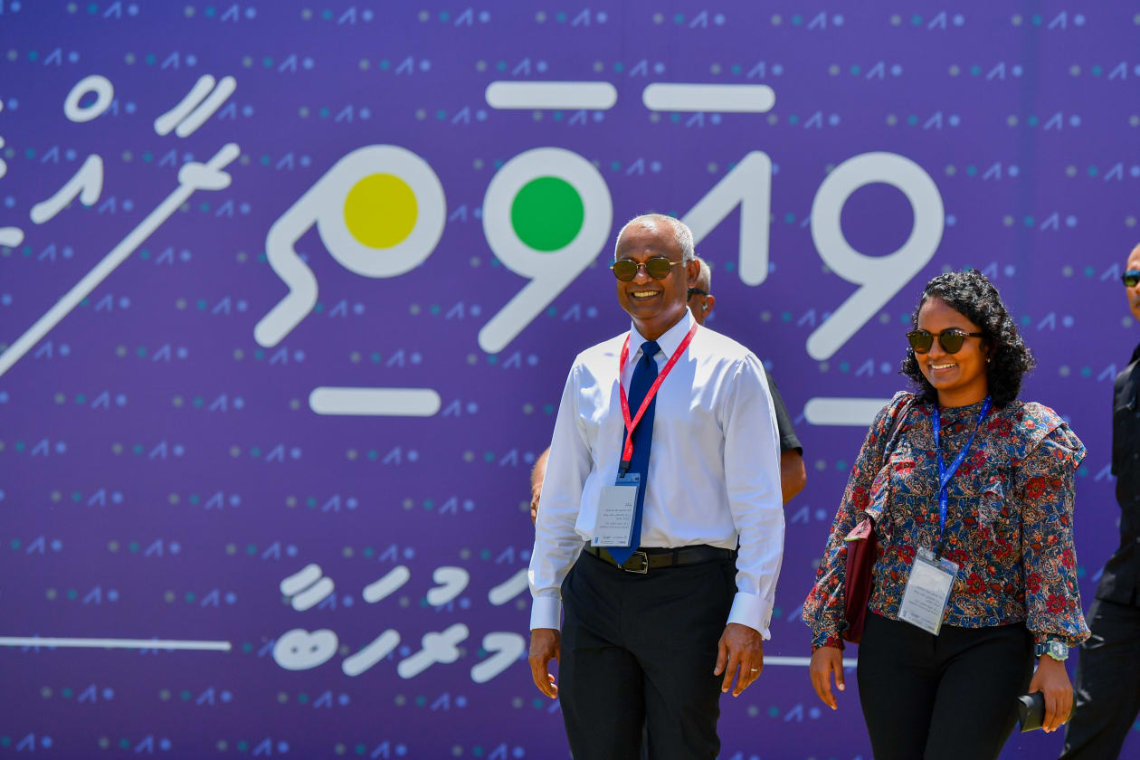 ސެޕްޓެމްބަރު 11، 2022 - ލ. ގަމުގައި ކުރިއަށް ދާ ތިން ވަނަ ވިއަވަތި ރާއްޖެ ކޮންފަރެންސްގެ ފުރަތަމަ ދުވަހު ރައީސް އިބްރާހިމް މުހައްމަދު ސޯލިހު އާއި އެންވަޔަރަމެންޓް މިނިސްޓަރު އައިމިނަތު ޝައުނާ ހިންގަވާފައި ވަޑައިގަންނަވަނީ. -- ފޮޓޯ؛ ރައީސް އޮފީސް