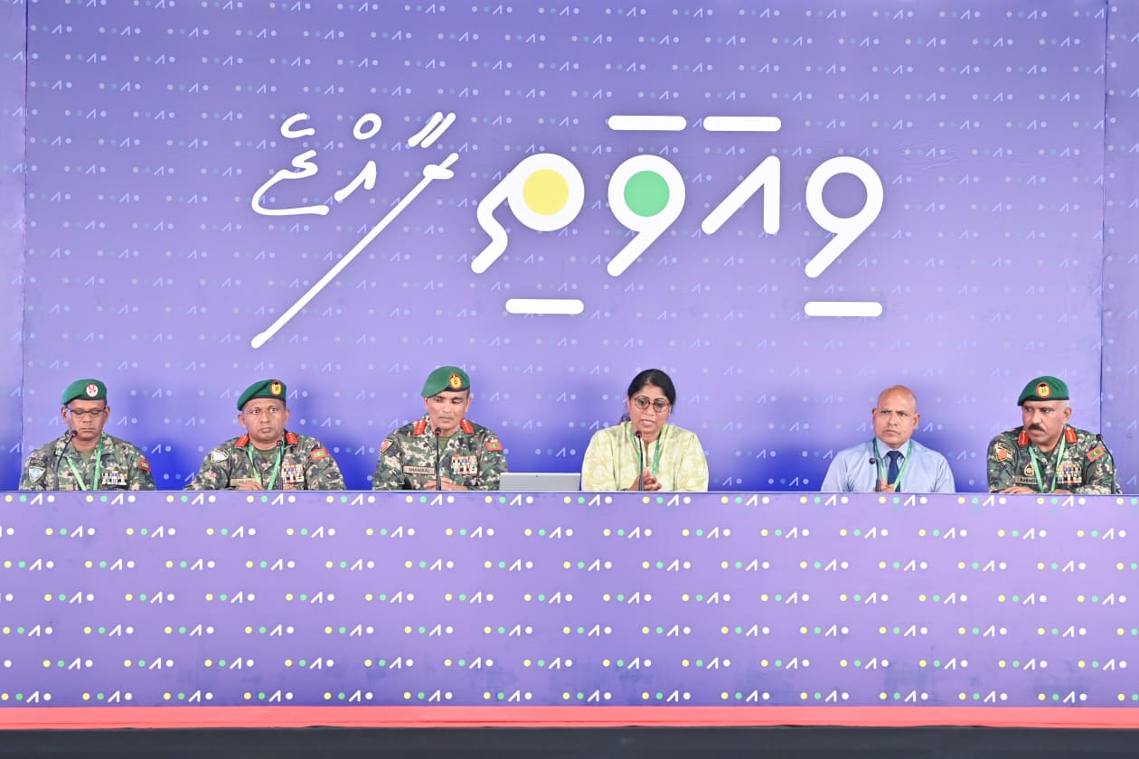 ސެޕްޓެމްބަރު 11، 2022 - ލ. ގަމުގައި ކުރިއަށް ދާ ތިން ވަނަ ވިއަވަތި ރާއްޖެ ކޮންފަރެންސްގެ ފުރަތަމަ ދުވަހު ބޭއްވި ޑިފެންސް މިނިސްޓްރީ އާއި އެމްއެންޑީއެފުގެ ސެޝަންގެ ރިޔާސަތުގައި އެ ދެ މުއައްސަސާގެ އިސްވެރިން. -- ފޮޓޯ؛ ރައީސް އޮފީސް