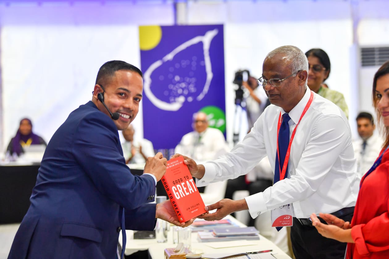 ސެޕްޓެމްބަރު 11، 2022 - ލ. ގަމުގައި ކުރިއަށް ދާ ތިން ވަނަ ވިއަވަތި ރާއްޖެ ކޮންފަރެންސްގެ ފުރަތަމަ ދުވަހު މޯލްޑިވްސް އެސޯސިއޭޝަން އޮފް ހިއުމަން ރިސޯސަސް (މާޕު) ހުސައިން އަފީފު، ރައީސް އިބްރާހިމް މުހައްމަދު ސޯލިހު ފޮތެއް ހަދިޔާ ކުރައްވަނީ--- ފޮޓޯ؛ ރައީސް އޮފީސް