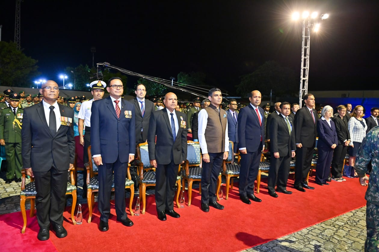 ސެޕްޓެމްބަރ 13، 2022 - ސިފައިންގެ 130 ވަނަ އަހަރީ ދުވަހުގެ ހާއްސަ ޖަލްސާގެ ތެރެއިން. މި ޖަލްސާގައި ރައީސު ސޯލިހު ވަނީ ސިފައިންނާއި މުހާތަބުކޮށް ވާހަކަ ދައްކާފަ އެވެ. އަދި ގިނަ އަދަދެއްގެ ސިފައިންނަށް ވަނީ ޝަރަފުގެ ކުލަ އަރުވާފަ އެވެ.--- ފޮޓޯ؛ ރައީސް އޮފީސް