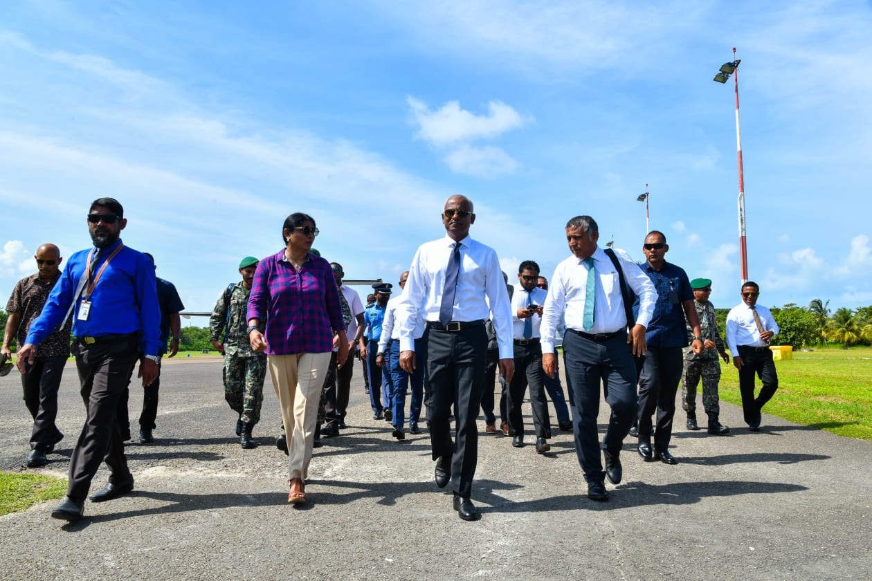 ސެޕްޓެމްބަރ 26، 2022 - މި ދައުރުގައި ރައްޔިތުން އެދުނު ގިނަ ކަންކަން ކޮށްދެމުން އަންނަ ކަން ފާހަގަކުރައްވައި ރައީސް ވިދާޅުވީ ހދ. އަތޮޅުގައި އެކި ބާވަތުގެ 199 ތަރައްގީގެ މަޝްރޫއު ހިނގަމުންދާ ކަމަށެވެ. އޭގެ އަގު އެއް ބިލިއަނެއްހާ ރުފިޔާއަށް އަރަ އެވެ.