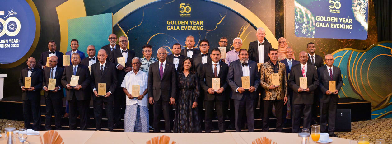 އޮކްޓޯބަރ 3، 2022 - ރާއްޖޭގެ ފަތުރުވެރިކަމަށް 50 އަހަރު ފުރުން ފާހަގަ ކުރުމަށް ރޭ ކުރުނބާ މޯލްޑިވްސް ރިސޯޓުގައި ބޭއްވި ހަފްލާ. މި ޙަފްލާގެ ބޭނުމަކީ ރާއްޖޭގައި ފަތުރުވެރިކަން ކުރިއެރުވުމުގައި ވޭތުވެދިޔަ 50 އަހަރުގެ ތެރޭގައި، އެކި ރޮނގުރޮނގުން މަސައްކަތްކުރެއްވި ބޭފުޅުންގެ މަސައްކަތް ފާހަގަކޮށް، އެ ބޭފުޅުންގެ އަގު ވަޒަންކުރުމެވެ. ފޮޓޯ: ރައީސް އޮފީސް