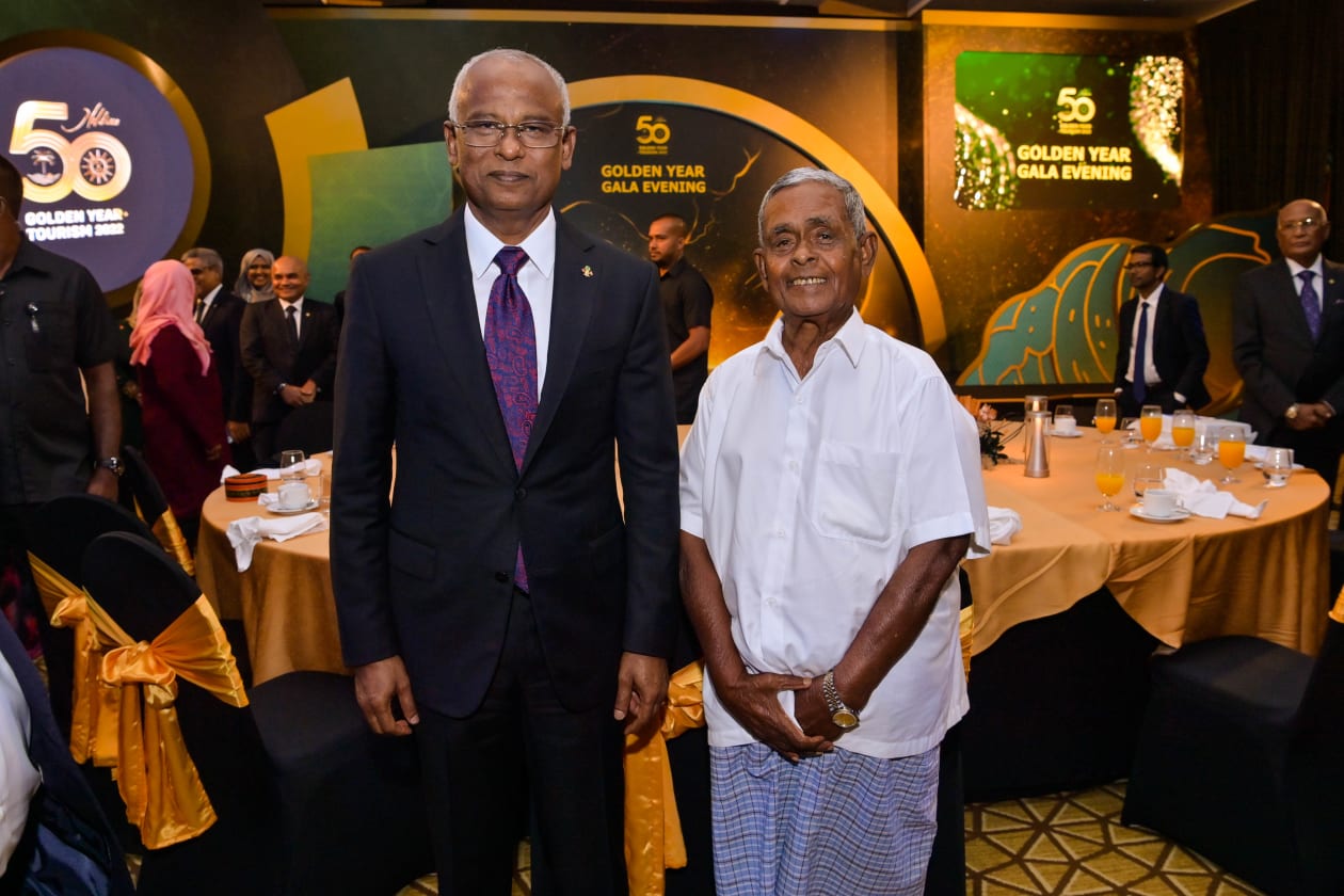 އޮކްޓޯބަރ 3، 2022 - ރާއްޖޭގެ ފަތުރުވެރިކަމަށް 50 އަހަރު ފުރުން ފާހަގަ ކުރުމަށް ރޭ ކުރުނބާ މޯލްޑިވްސް ރިސޯޓުގައި ބޭއްވި ހަފްލާ. މި ޙަފްލާގެ ބޭނުމަކީ ރާއްޖޭގައި ފަތުރުވެރިކަން ކުރިއެރުވުމުގައި ވޭތުވެދިޔަ 50 އަހަރުގެ ތެރޭގައި، އެކި ރޮނގުރޮނގުން މަސައްކަތްކުރެއްވި ބޭފުޅުންގެ މަސައްކަތް ފާހަގަކޮށް، އެ ބޭފުޅުންގެ އަގު ވަޒަންކުރުމެވެ. ފޮޓޯ: ރައީސް އޮފީސް