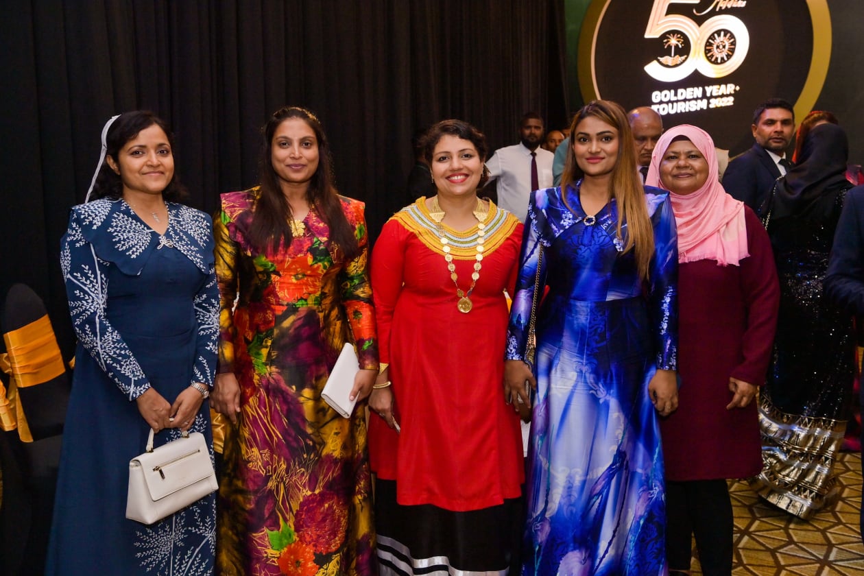 އޮކްޓޯބަރ 3، 2022 - ރާއްޖޭގެ ފަތުރުވެރިކަމަށް 50 އަހަރު ފުރުން ފާހަގަ ކުރުމަށް ރޭ ކުރުނބާ މޯލްޑިވްސް ރިސޯޓުގައި ބޭއްވި ހަފްލާ. މި ޙަފްލާގެ ބޭނުމަކީ ރާއްޖޭގައި ފަތުރުވެރިކަން ކުރިއެރުވުމުގައި ވޭތުވެދިޔަ 50 އަހަރުގެ ތެރޭގައި، އެކި ރޮނގުރޮނގުން މަސައްކަތްކުރެއްވި ބޭފުޅުންގެ މަސައްކަތް ފާހަގަކޮށް، އެ ބޭފުޅުންގެ އަގު ވަޒަންކުރުމެވެ. ފޮޓޯ: ރައީސް އޮފީސް