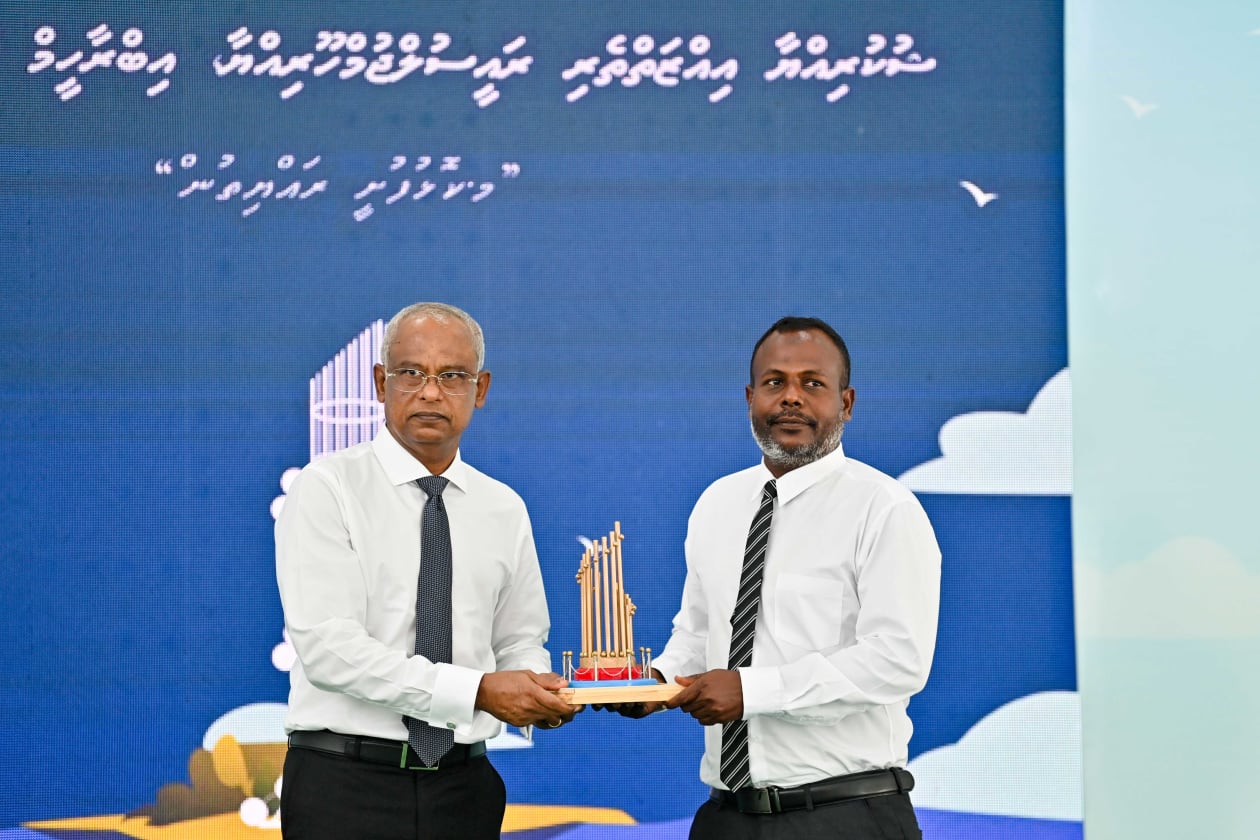 މީގެ 18 އަހަރު ކުރިން ރާއްޖެއަށް އެރި ސުނާމީގެ ބޮޑު ރާޅުގައި ރައްޔިތުން ދެއްކި އެއްބައިވަންތަކަން ފާހަގަކުރުމަށް ކޮންމެ އަހަރަކު ފާހަގަކުރަމުން އަންނަ އެއްބައިވަންތަކަމުގެ ދުވަސް ރަސްމީކޮށް މި އަހަރު މ. ކޮޅުފުށީގައި ފާހަގަކުރުން: މިއަދު އެ ރަށުގައި ބޭއްވި ޖަލްސާގައި ކޮޅުފުށީގެ ގިނަ ރައްޔިތުން ބައިވެރިވިއިރު އެ ދުވަހުގެ ހަނދާންތައް ވަނީ އާކޮށްފައި. ކޮޅުފުށިން މި ކާރިސާގައި 16 މީހަކު މަރުވި - ފޮޓޯ: ރައީސް އޮފީސް 