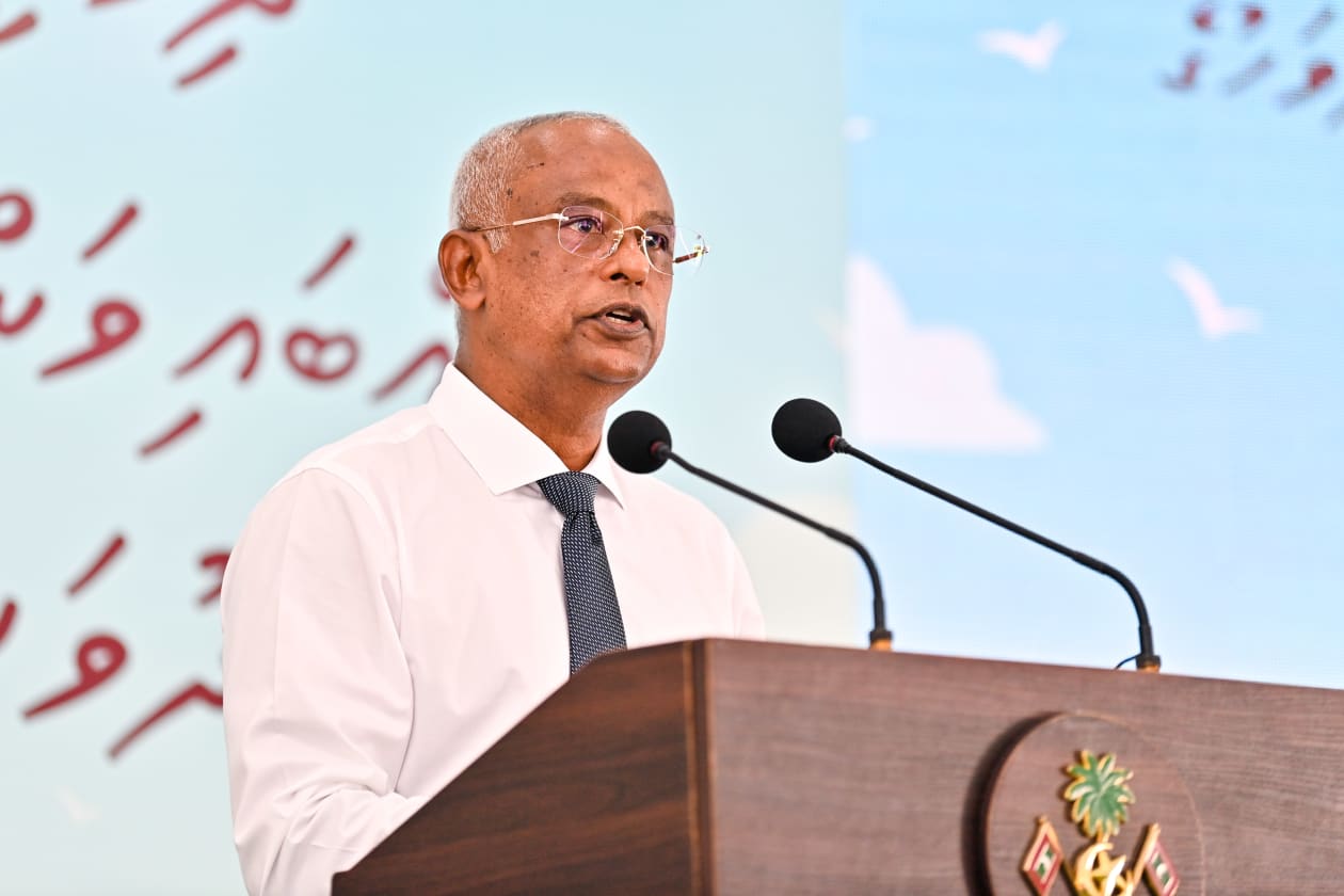 މީގެ 18 އަހަރު ކުރިން ރާއްޖެއަށް އެރި ސުނާމީގެ ބޮޑު ރާޅުގައި ރައްޔިތުން ދެއްކި އެއްބައިވަންތަކަން ފާހަގަކުރުމަށް ކޮންމެ އަހަރަކު ފާހަގަކުރަމުން އަންނަ އެއްބައިވަންތަކަމުގެ ދުވަސް ރަސްމީކޮށް މި އަހަރު މ. ކޮޅުފުށީގައި ފާހަގަކުރުން: މިއަދު އެ ރަށުގައި ބޭއްވި ޖަލްސާގައި ކޮޅުފުށީގެ ގިނަ ރައްޔިތުން ބައިވެރިވިއިރު އެ ދުވަހުގެ ހަނދާންތައް ވަނީ އާކޮށްފައި. ކޮޅުފުށިން މި ކާރިސާގައި 16 މީހަކު މަރުވި - ފޮޓޯ: ރައީސް އޮފީސް 