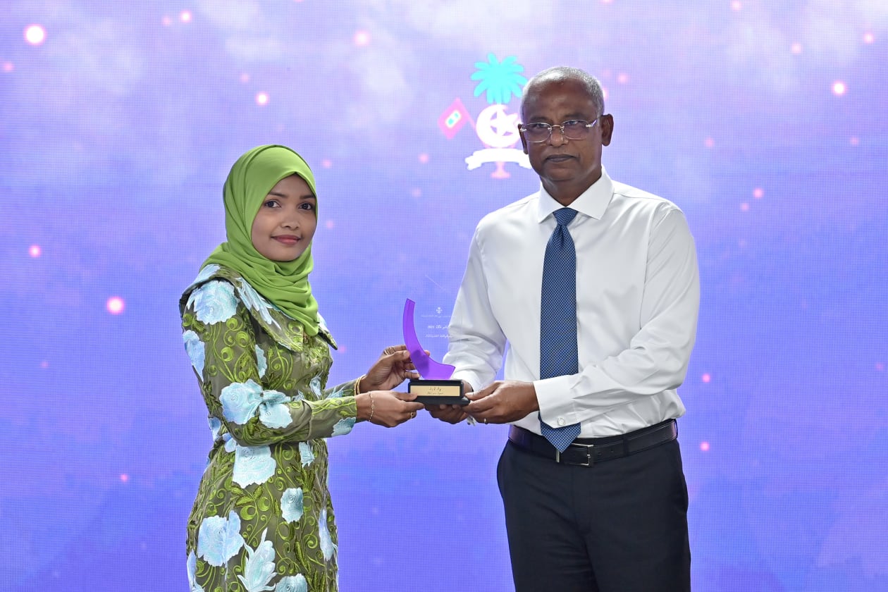 މާޗް 20، 2023 - މި މަހުގެ އަށްވަނަ ދުވަހު ފާހަގަކުރި ބައިނަލްއަގުވާމީ އަންހެނުންގެ ދުވަހުގެ މުނާސަބަތުގައި ރޭ ބޭއްވި ރަސްމީ ޖަލްސާގައި ރެހެންދި އެވޯޑު ހާސިލުކުރި މީހަކަށް ރައީސް އެވޯޑު ހަވާލުކޮށްދެއްވަނީ --- ފޮޓޯ: ރައީސް އޮފީސް