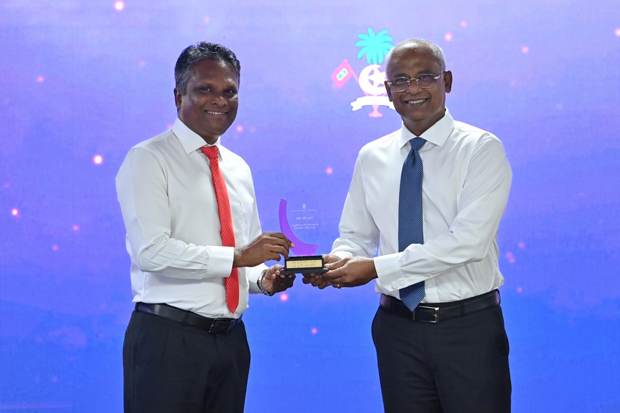 މާޗް 20، 2023 - މި މަހުގެ އަށްވަނަ ދުވަހު ފާހަގަކުރި ބައިނަލްއަގުވާމީ އަންހެނުންގެ ދުވަހުގެ މުނާސަބަތުގައި ރޭ ބޭއްވި ރަސްމީ ޖަލްސާގައި ރެހެންދި އެވޯޑު ލިބުނު އެމްޓީސީސީއާ ރައީސް އެވޯޑު ހަވާލުކޮށްދެއްވަނީ --- ފޮޓޯ: ރައީސް އޮފީސް