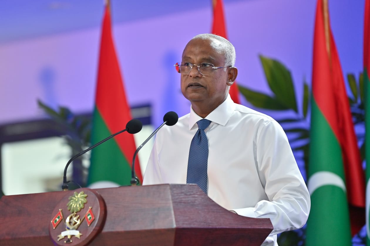 މާޗް 20، 2023 - މި މަހުގެ އަށްވަނަ ދުވަހު ފާހަގަކުރި ބައިނަލްއަގުވާމީ އަންހެނުންގެ ދުވަހުގެ މުނާސަބަތުގައި ރޭ ބޭއްވި ރަސްމީ ޖަލްސާގައި ރައީސް ސޯލިހު ވާހަކަފުޅު ދައްކަވަނީ. އެމަނިކުފާނު ވަނީ އަންހެނުންގެ ދައުރު ފުޅާކުރަން ޖެހޭ ކަމަށް ވިދާޅުވެފައި --- ފޮޓޯ: ރައީސް އޮފީސް