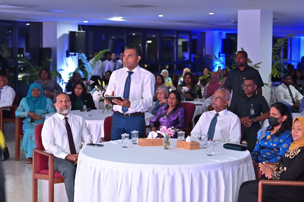 މާޗް 20، 2023 - މި މަހުގެ އަށްވަނަ ދުވަހު ފާހަގަކުރި ބައިނަލްއަގުވާމީ އަންހެނުންގެ ދުވަހުގެ މުނާސަބަތުގައި ރޭ ބޭއްވި ރަސްމީ ޖަލްސާގައި "މަދަދުގާރު" މޯބައިލް އެޕްލިކޭޝަން ނައިބު ރައީސް ފައިސަލް ލޯންޗުކޮށްދެއްވަނީ --- ފޮޓޯ: ރައީސް އޮފީސް