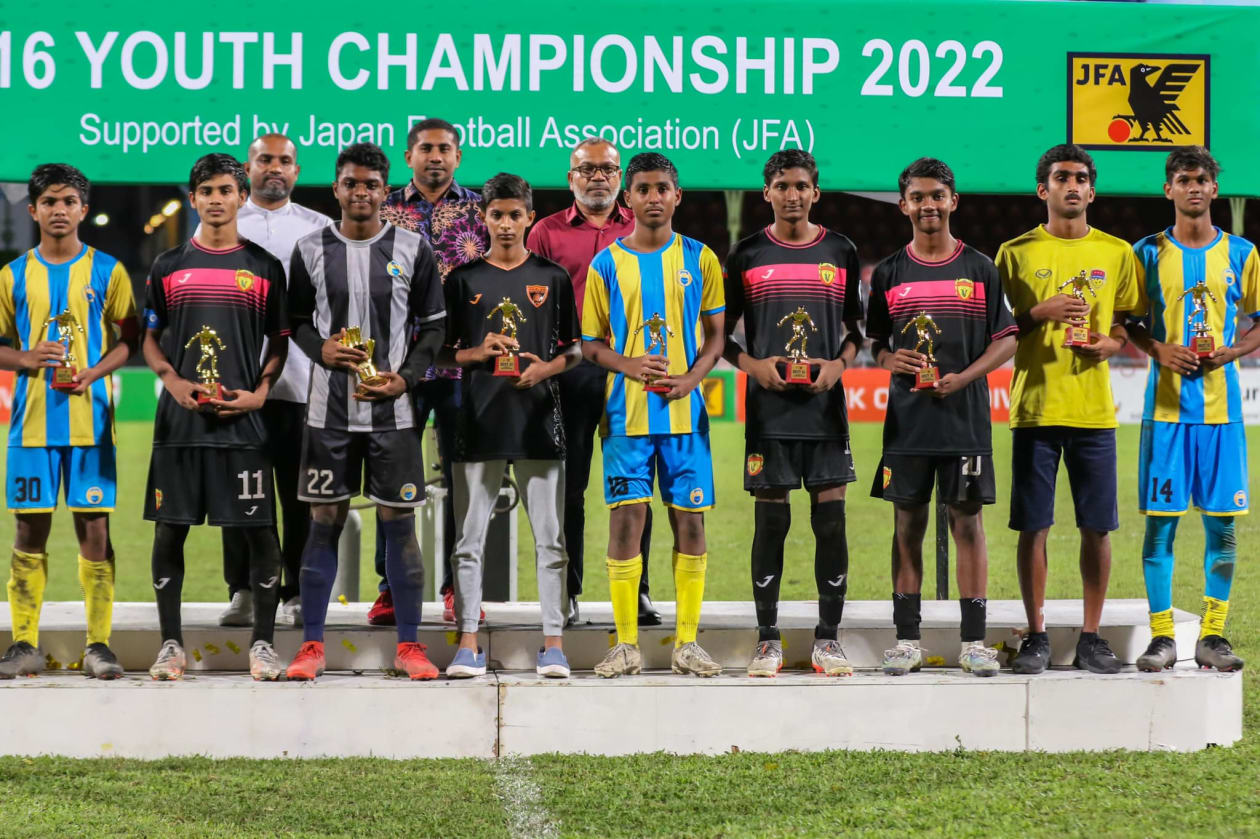 މާލެ: (ޖުލައި 4): ހަތް ޓީމުގެ މެދުގައި ކުޅެވުނު ފުޓްބޯލް އެސޯސިއޭޝަން އޮފް މޯލްޑިވްސް (އެފްއޭއެމް)ގެ 16 އަހަރުން ދަށުގެ ޔޫތު ޗެމްޕިއަންޝިޕްގެ ޗެމްޕިއަންކަން ކްލަބް ވެލެންސިއާ އިން ހޯދީ ފައިނަލުގައި ޔުނައިޓެޑް ވިކްޓަރީ (ޔޫވީ) އަތުން 2-1 އިން މޮޅުވެގެން: މި މެޗުގައި ވެލެންސިއާ މޮޅުވީ ކުޅުންތެރިއަކު މަދުކޮށް ކުޅެގެން: މުބާރާތުގެ ޑްރީމް ޓީމުގައި ހިމެނުނު ކުޅުންތެރިން.-- ފޮޓޯ: ޔޫތު މިނިސްޓްރީ މީޑިއާ/ ރާއިފް ޔޫސުފް