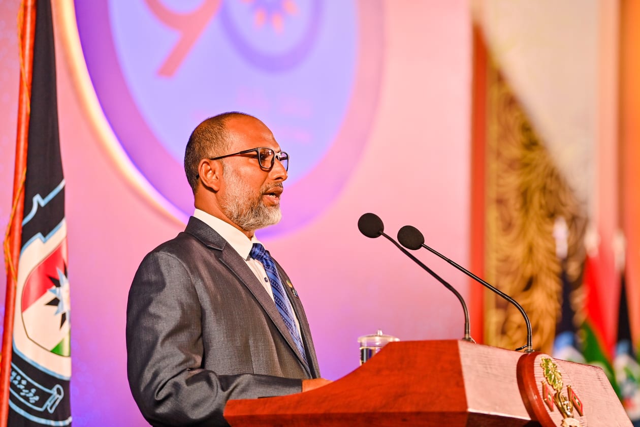 އޭޕްރީލް 29، 2023: ފުލުހުން 90 ވަނަ އަހަރު ފުރުން ފާހަގަކުރަން ބޭއްވި ޖަލްސާގައި ހޯމް މިނިސްޓަރު އިމްރާން އަބްދުﷲ ވާހަކަ ދައްކަވަނީ-- ފޮޓޯ: ރައީސް އޮފީސް