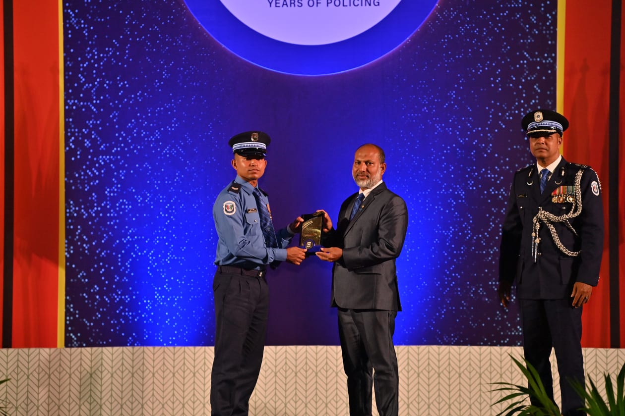 އޭޕްރީލް 29، 2023: ފުލުހުން 90 ވަނަ އަހަރު ފުރުން ފާހަގަކުރަން ބޭއްވި ޖަލްސާގެ ތެރެއިން -- ފޮޓޯ: ރައީސް އޮފީސް