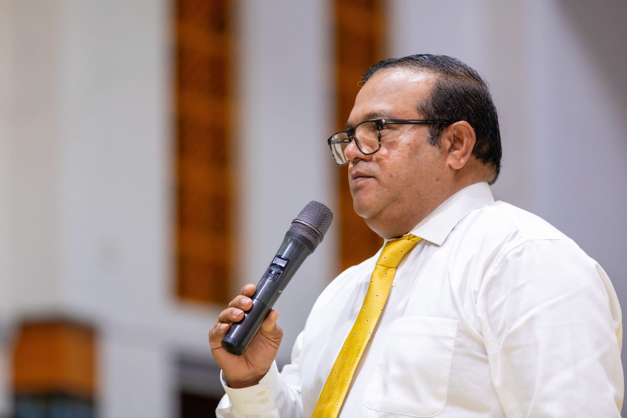 އޮކްޓޫބަރ 3، 2023 - ނިޒާމު ކަނޑައެޅުމަށް އާއްމު ވޯޓެއް ނެގުމަށް ރައްޔިތުންގެ މަޖިލީހުން ފާސްކޮށްފައިވާ ގަރާރާ މެދު އެމްޑީޕީން ގޮތެއް ނިންމުމަށްކުރިއަށް ގެންދިޔަ ގައުމީ މަޖިލިސް ޖަލްސާގައި އަސްލަމް --- --- ފޮޓޯ؛ މުހައްމަދު ޝާބިން / އަދަދު