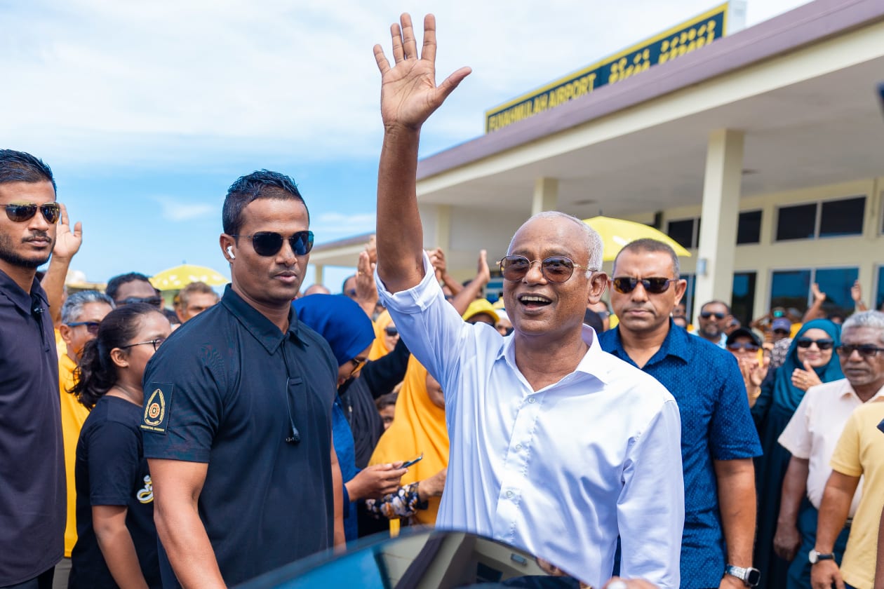 ސެޕްޓެމްބަރ 27, 2023 - ރިޔާސީ އިންތިހާބުގެ ދެވަނަ ބުރަށް ތައްޔާރުވުމުގެ ގޮތުން ރައީސް ސޯލިހު އައްޑޫ ސިޓީ, ފުވައްމުލައް ސިޓީ އަދި ތިނަދޫ ސިޓީ އަށް ކުރެއްވި ދަތުރުގެ ތެރެއިން; މި ދަތުރުގައި އެ ރަށްތަކުގެ ކެމްޕެއިން ޓީމްތަކާ ބައްދަލުކޮށް ރައީސް ވަނީ ވާހަކަ ދައްކަވާ އިރުޝާދު ދެއްވާފައި --- ފޮޓޯ; މުހައްމަދު ޝާބިން / އަދަދު