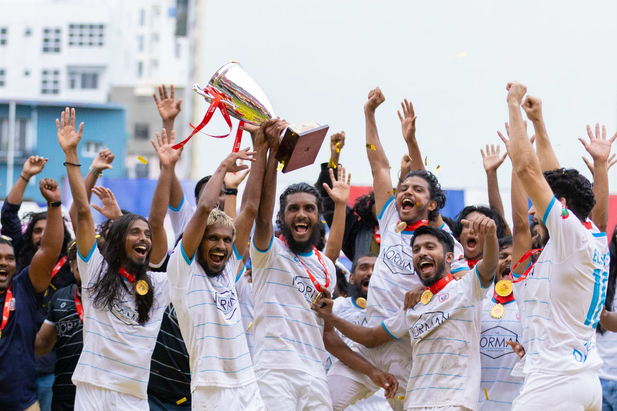 މާލެ (ފެބްރުއަރީ 17) - މަސް އޮޑި ސްޕޯޓްސް ކްލަބުން ދެ ވަނަ ޑިވިޝަން ޗެމްޕިއަންކަން ހޯދީ ކުޅުނު ހުރިހާ މެޗަކުން މޮޅުވެގެން ސައްތަ އިން ސައްތަ ރެކޯޑަކާ އެކު، ފައިނަލުގައި ވިކްޓަރީ ސްޕޯޓްސް ކްލަބްގެ މައްޗަށް މަސް އޮޑިން ކުރިހޯދީ އިތުރު ވަގުތުގައި ޖެހި ގޯލާ އެކު، 3-2 އިން: މަަސް އޮޑި ޓީމުގެ ކުޅުންތެރިން ތަށްޓާ އެކު އުފާފާޅުކުރަނީ.-- ފޮޓޯ: އަބްދުﷲ އިޔާން / އަދަދު 