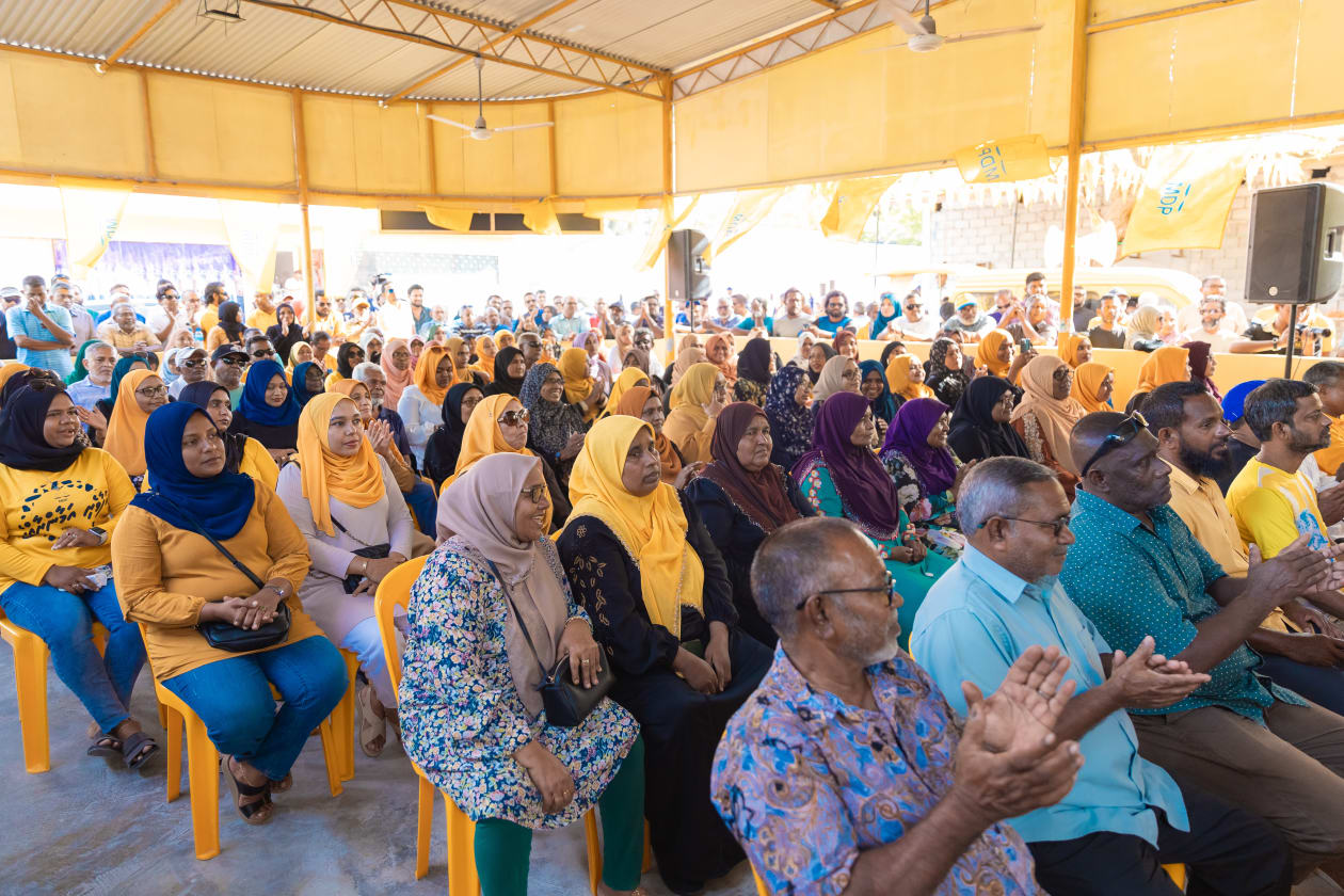 ސެޕްޓެމްބަރ 27, 2023 - ރިޔާސީ އިންތިހާބުގެ ދެވަނަ ބުރަށް ތައްޔާރުވުމުގެ ގޮތުން ރައީސް ސޯލިހު އައްޑޫ ސިޓީ, ފުވައްމުލައް ސިޓީ އަދި ތިނަދޫ ސިޓީ އަށް ކުރެއްވި ދަތުރުގެ ތެރެއިން; މި ދަތުރުގައި އެ ރަށްތަކުގެ ކެމްޕެއިން ޓީމްތަކާ ބައްދަލުކޮށް ރައީސް ވަނީ ވާހަކަ ދައްކަވާ އިރުޝާދު ދެއްވާފައި --- ފޮޓޯ; މުހައްމަދު ޝާބިން / އަދަދު