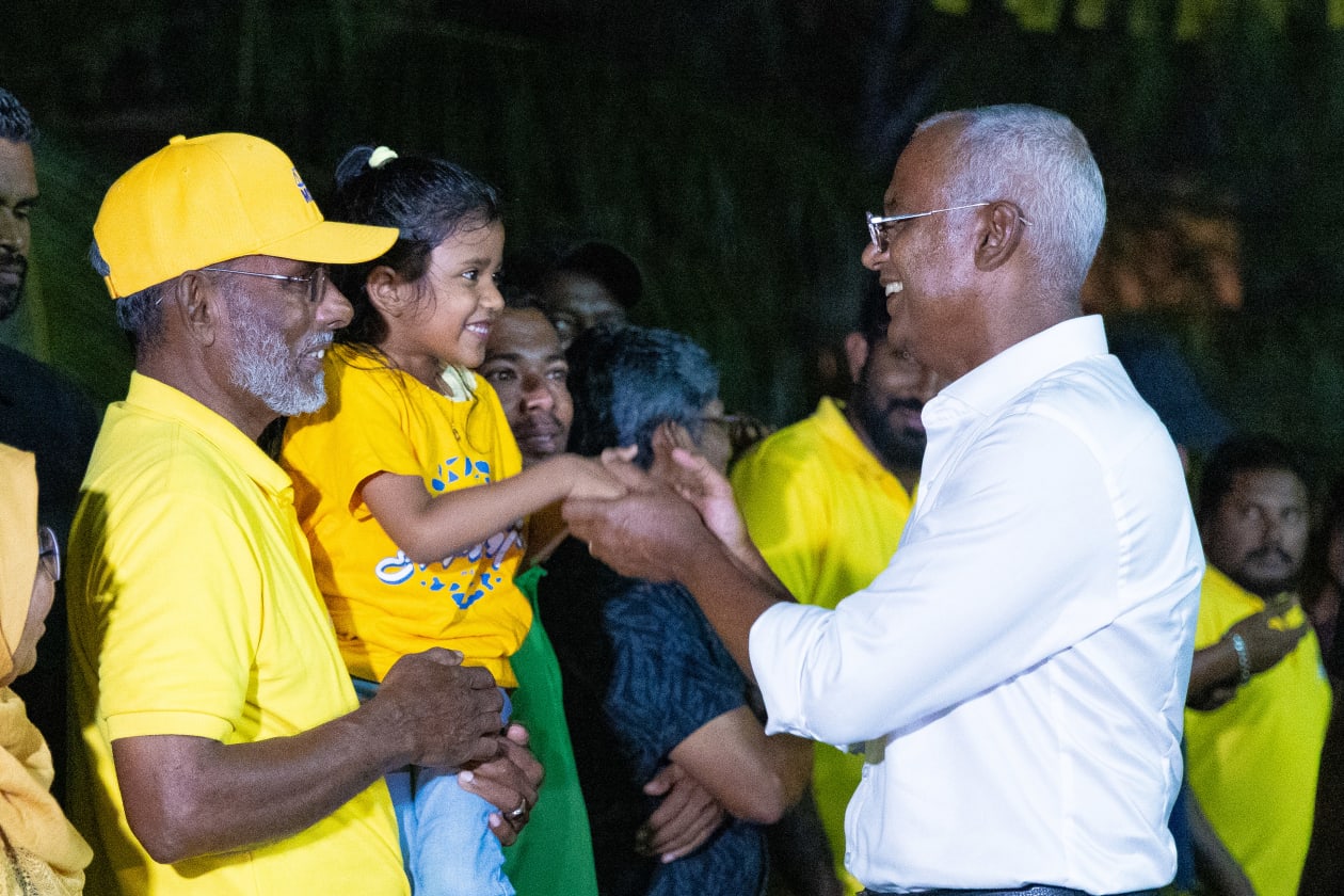 ސެޕްޓެމްބަރ 27, 2023 - ރިޔާސީ އިންތިހާބުގެ ދެވަނަ ބުރަށް ތައްޔާރުވުމުގެ ގޮތުން ރައީސް ސޯލިހު އައްޑޫ ސިޓީ, ފުވައްމުލައް ސިޓީ އަދި ތިނަދޫ ސިޓީ އަށް ކުރެއްވި ދަތުރުގެ ތެރެއިން; މި ދަތުރުގައި އެ ރަށްތަކުގެ ކެމްޕެއިން ޓީމްތަކާ ބައްދަލުކޮށް ރައީސް ވަނީ ވާހަކަ ދައްކަވާ އިރުޝާދު ދެއްވާފައި --- ފޮޓޯ; މުހައްމަދު ޝާބިން / އަދަދު