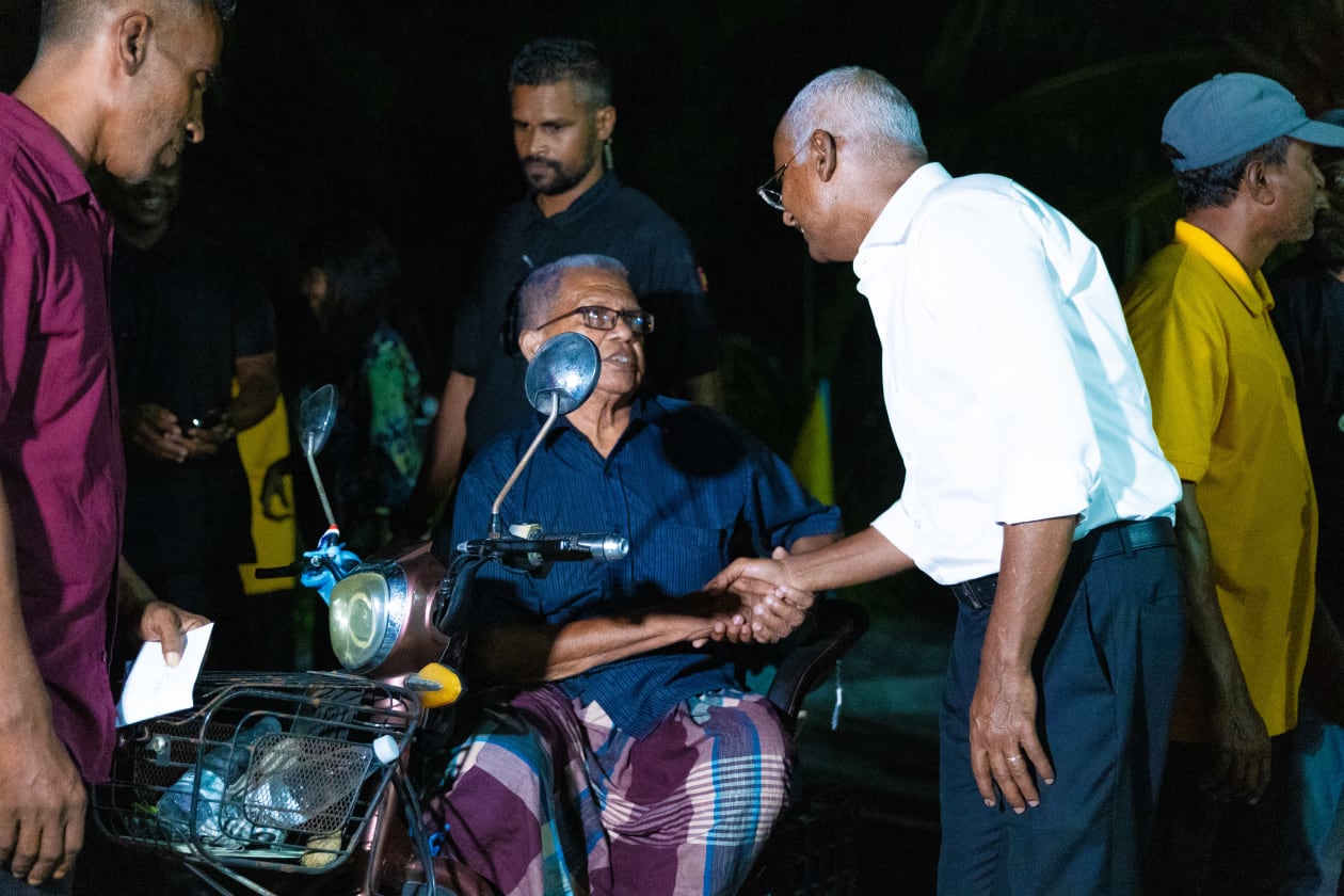 ސެޕްޓެމްބަރ 27, 2023 - ރިޔާސީ އިންތިހާބުގެ ދެވަނަ ބުރަށް ތައްޔާރުވުމުގެ ގޮތުން ރައީސް ސޯލިހު އައްޑޫ ސިޓީ, ފުވައްމުލައް ސިޓީ އަދި ތިނަދޫ ސިޓީ އަށް ކުރެއްވި ދަތުރުގެ ތެރެއިން; މި ދަތުރުގައި އެ ރަށްތަކުގެ ކެމްޕެއިން ޓީމްތަކާ ބައްދަލުކޮށް ރައީސް ވަނީ ވާހަކަ ދައްކަވާ އިރުޝާދު ދެއްވާފައި --- ފޮޓޯ; މުހައްމަދު ޝާބިން / އަދަދު
