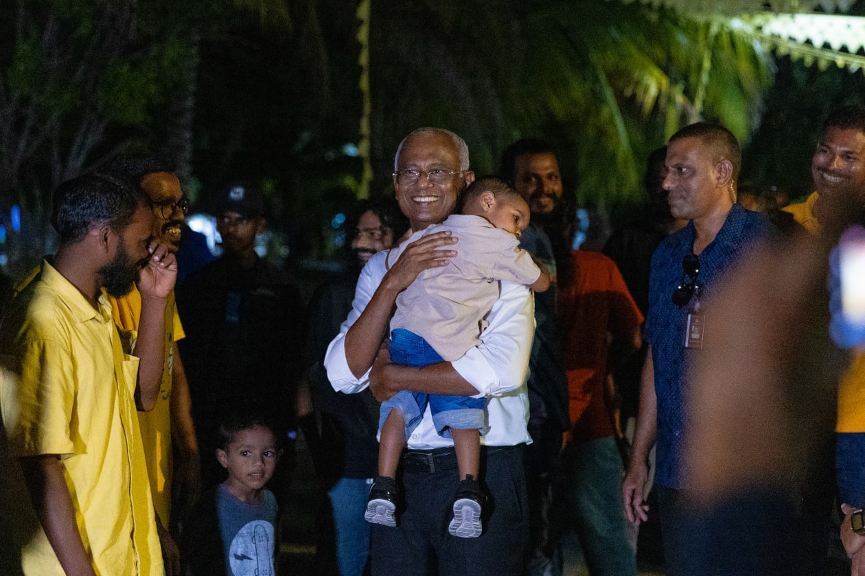ސެޕްޓެމްބަރ 27, 2023 - ރިޔާސީ އިންތިހާބުގެ ދެވަނަ ބުރަށް ތައްޔާރުވުމުގެ ގޮތުން ރައީސް ސޯލިހު އައްޑޫ ސިޓީ, ފުވައްމުލައް ސިޓީ އަދި ތިނަދޫ ސިޓީ އަށް ކުރެއްވި ދަތުރުގެ ތެރެއިން; މި ދަތުރުގައި އެ ރަށްތަކުގެ ކެމްޕެއިން ޓީމްތަކާ ބައްދަލުކޮށް ރައީސް ވަނީ ވާހަކަ ދައްކަވާ އިރުޝާދު ދެއްވާފައި --- ފޮޓޯ; މުހައްމަދު ޝާބިން / އަދަދު