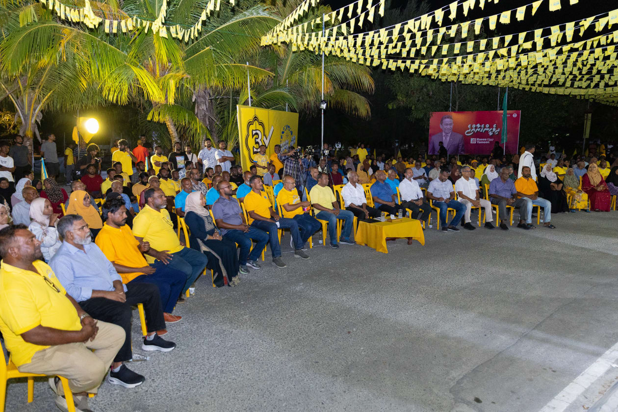ސެޕްޓެމްބަރ 27, 2023 - ރިޔާސީ އިންތިހާބުގެ ދެވަނަ ބުރަށް ތައްޔާރުވުމުގެ ގޮތުން ރައީސް ސޯލިހު އައްޑޫ ސިޓީ, ފުވައްމުލައް ސިޓީ އަދި ތިނަދޫ ސިޓީ އަށް ކުރެއްވި ދަތުރުގެ ތެރެއިން; މި ދަތުރުގައި އެ ރަށްތަކުގެ ކެމްޕެއިން ޓީމްތަކާ ބައްދަލުކޮށް ރައީސް ވަނީ ވާހަކަ ދައްކަވާ އިރުޝާދު ދެއްވާފައި --- ފޮޓޯ; މުހައްމަދު ޝާބިން / އަދަދު
