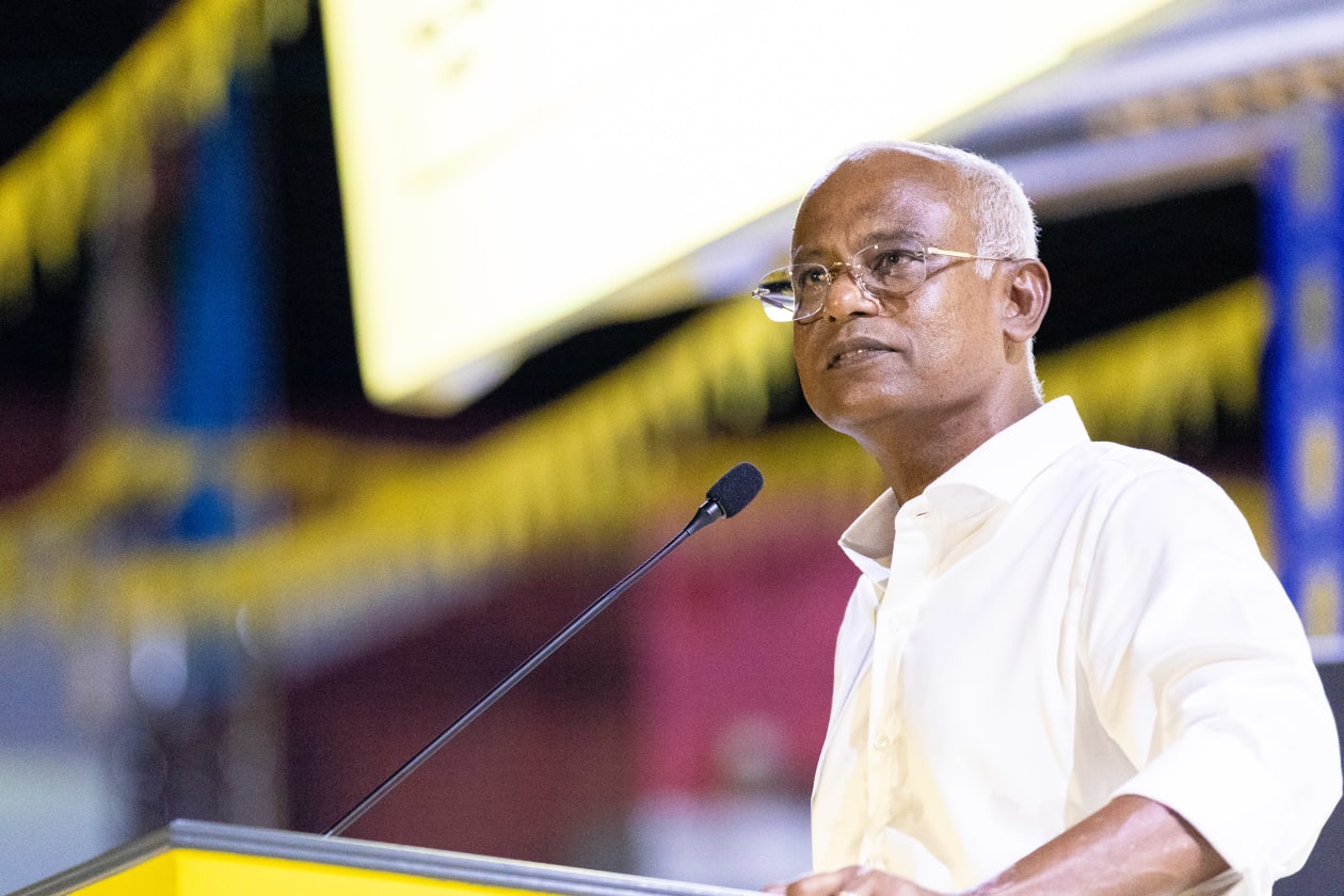 ސެޕްޓެމްބަރ 27, 2023 - ރިޔާސީ އިންތިހާބުގެ ދެވަނަ ބުރަށް ތައްޔާރުވުމުގެ ގޮތުން ރައީސް ސޯލިހު އައްޑޫ ސިޓީ, ފުވައްމުލައް ސިޓީ އަދި ތިނަދޫ ސިޓީ އަށް ކުރެއްވި ދަތުރުގެ ތެރެއިން; މި ދަތުރުގައި އެ ރަށްތަކުގެ ކެމްޕެއިން ޓީމްތަކާ ބައްދަލުކޮށް ރައީސް ވަނީ ވާހަކަ ދައްކަވާ އިރުޝާދު ދެއްވާފައި --- ފޮޓޯ; މުހައްމަދު ޝާބިން / އަދަދު