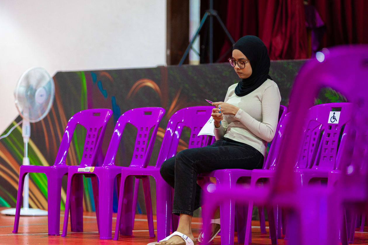 ޖެނުއަރީ 13، 2024 :މާލެ ސިޓީ ކައުންސިލުގެ ހުސްވެފައިވާ މަގާމުތަކަށް މީހުން އިންތިހާބުކުރުމަށް މިއަދު ބާއްވާ އިންތިހާބުގައި މިހާތަނަށް ވޯޓުދިނީ، ވޯޓުލުމުގެ ހައްގު ލިބޭ މީހުންގެ ދެ ޕަސެންޓުކަމަށް އިލެކްޝަން ކޮމިޝަން (އީސީ)އިން ބުނެފި އެވެ.މިއަދު 9:00 އާ ހަމައަށް ވޯޓުލީ މީހުންގެ ޖުމްލަ އަދަދަކީ 1204 މީހުން ކަމަށް އިލެކްޝަން ކޮމިޝަނުން ބުނެ އެވެ. މި އިންތިހާބުގައި ވޯޓު ލުމުގެ ހައްގު ލިބޭ މީހުންގެ އަދަދަކީ 56002 މީހުންނެވެ-  ފޮޓޯ: އަބްދުﷲ އިޔާން / އަދަދު