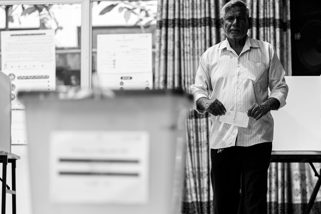 ޖެނުއަރީ 13، 2024 :ހުސްވެފައިވާ މާލެ ސިޓީ ކައުންސިލުގެ މަގާމުތަކަށް މީހުން ހޮވުމަށް ބާއްވާ އިންތިހާބުގެ ވޯޓުލުން މިއަދު ފަށައިފި އެވެ. މިއަދު ބާއްވާ މާލެ ސިޓީ ކައުންސިލުގެ ހުސްވެފައިވާ މަގާމުތަކަށް މީހުން ހޮވުމުގެ އިންތިހާބުގެ ވޯޓުލުން ފެށީ ހެނދުނު 8:00 ޖެހި އިރެވެ. ވޯޓުލުން ނިމޭނީ މިއަދު ހަވީރު 5:00 ޖަހާއިރެވެ. މޭޔަރުގެ އިތުރުން މާފަންނު ދެކުނު ދާއިރާ އާއި ހެންވޭރު ދެކުނު ދާއިރާ އާއި މެދުހެންވޭރު ދާއިރާއަށް ކައުންސިލަރުން ހޮވުމަށް ވޯޓުލުން މިއަދު ކުރިއަށް ދާނެ އެވެ- ފޮޓޯ: އަބްދުﷲ އިޔާން / އަދަދު