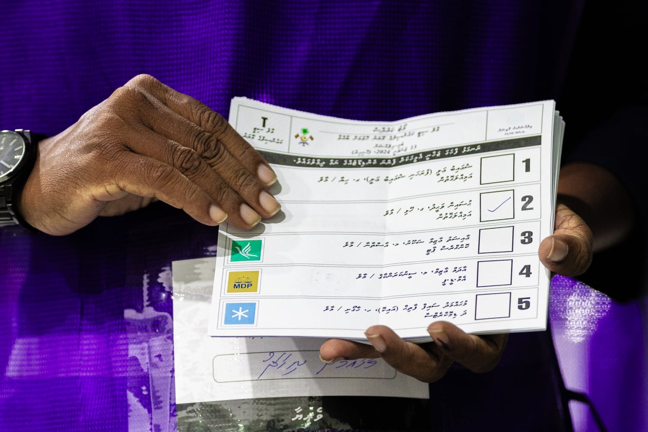 ޖެނުއަރީ 13، 2024: މާލޭ މޭޔަރު ހޮވުމަށް މިއަދު ބޭއްވި ބައި އިލެކްޝަންގެ ވޯޓު ކަރުދާސްކޮޅެއް ދައްކާލަނީ -- ފޮޓޯ: އަބްދުﷲ އިޔާން / އަދަދު