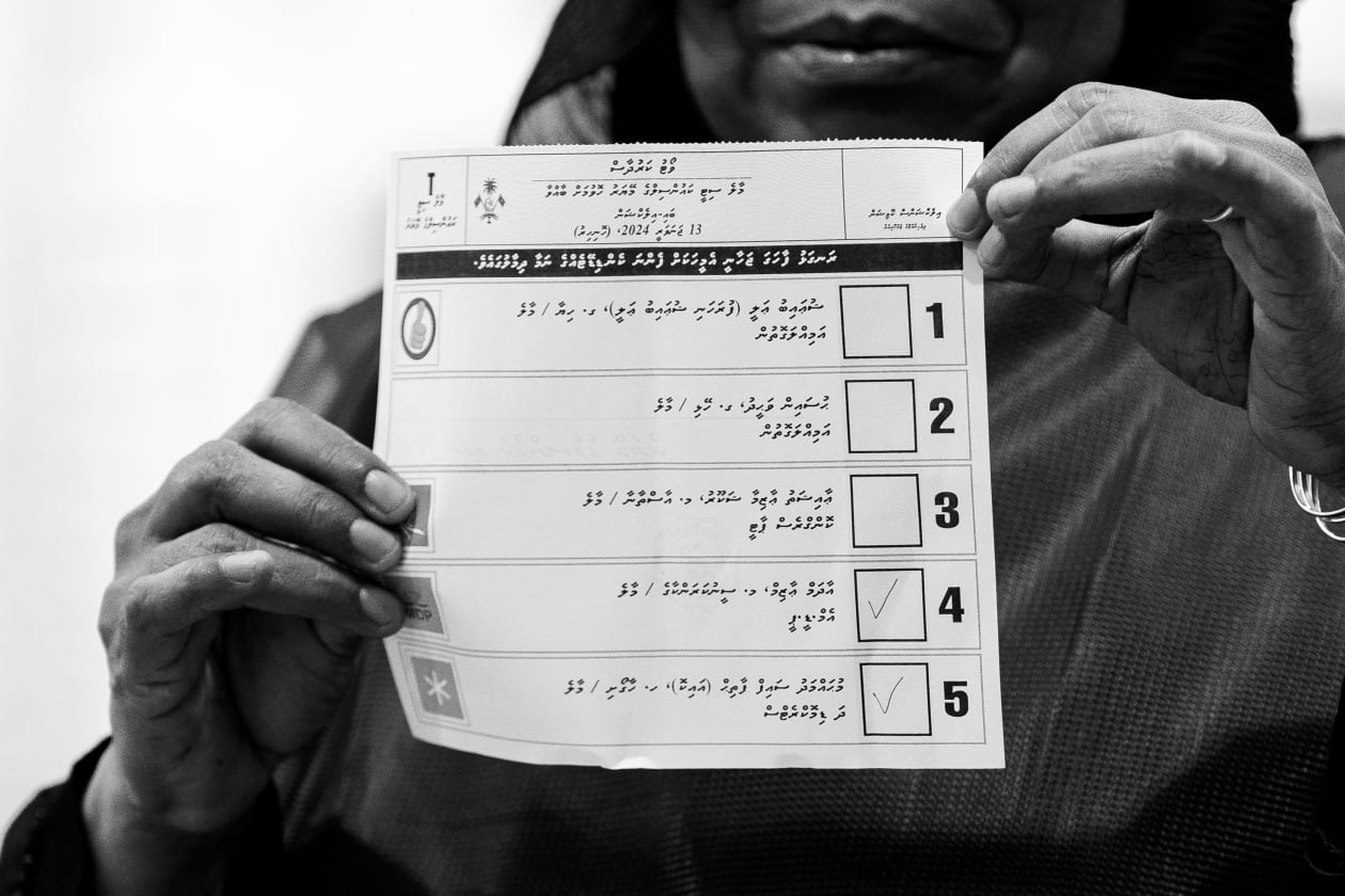 ޖެނުއަރީ 13، 2024: މާލޭ މޭޔަރު ހޮވުމަށް މިއަދު ބޭއްވި ބައި އިލެކްޝަންގެ ވޯޓު ކަރުދާސްކޮޅެއް ދައްކާލަނީ -- ފޮޓޯ: އަބްދުﷲ އިޔާން / އަދަދު