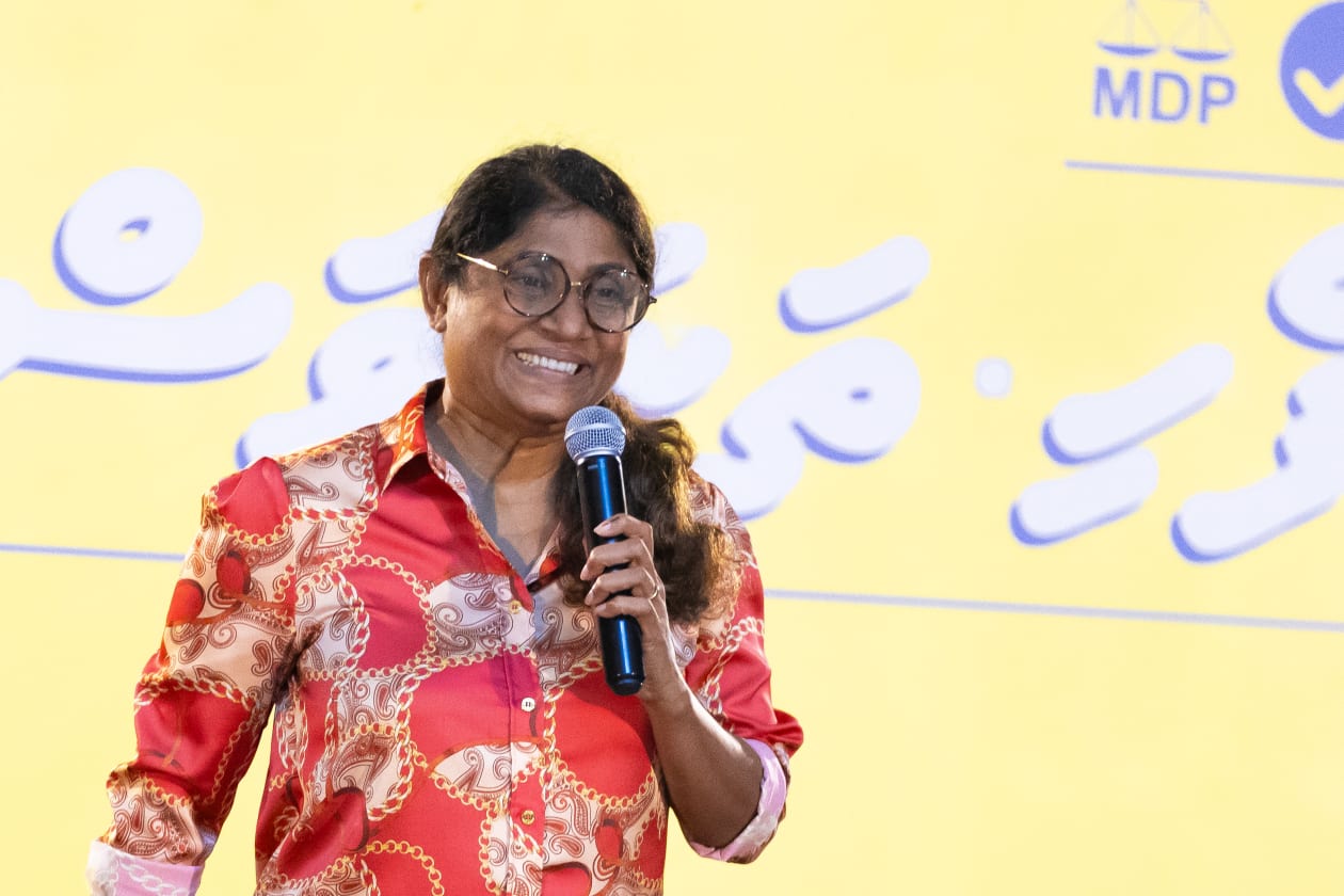 ޖެނުއަރީ 13، 2024: މޭޔަރުކަމަށް އިންތިހާބުވުން ފާހަގަކުރުމަށް ރޭ ސަލްޓަން ޕާކުގައި ބޭއްވި ޖަލްސާގައި އާޒިމް ވިދާޅުވީ، ދެން އެންމެ ބޮޑު އަމާޒަކީ މަޖްލިސް އިންތިހާބު ކަމަށާއި، އެ އިންތިހާބު ކާމިޔާބު ކުރާނީ ބޮޑު އަގުލަބިއްޔަތުން ކަމަށެވެ. އޭނާ ވިދާޅުވީ އެމްޑީޕީއިން އަބަދުވެސް ފެންނަނީ ކޮންމެ ކާމިޔާބީއަކާ އެކީވެސް މަޑުކޮށްލާތަން ކަމަށާއި، އެކަން ބަދަލުކޮށް ކޮންމެ ކާމިޔާބީއަކާ އެކު ގަދަޔަށް، ބާރަށް މަސައްކަތް ކުރަން ޖެހޭ ކަމަށެވެ -- ފޮޓޯ: އަބްދުﷲ އިޔާން / އަދަދު