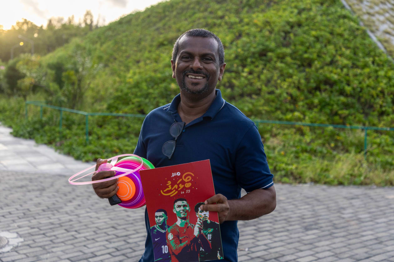 މާލެ (ޖޫން 18) - ޔޫރޯ ފުޓްބޯޅަ މުބާރާތަށް އަމާޒުކޮށް، އަދަދު އިން ނެރުނު "ބޯޅައީދު - ޔޫރޯ24" މެގަޒިން އަށް ވަނީ ބޮޑު ތަރުހީބެއް ލިބިފައި. ޔޫރޯ ފުޓްބޯޅަ މުބާރާތުގައި މި ފަހަރު ވާދަކުރާ ޓީމުތަކުގެ މައުލޫމާތާއި މުބާރާތް ކުޅޭ ސްޓޭޑިއަމްތަކާއި ޖަރުމަނުގެ ތައްޔާރީތަކުގެ ވާހަކަ މި މެގަޒިންގައި ހިމެނޭ.-- ފޮޓޯ: އަދަދު