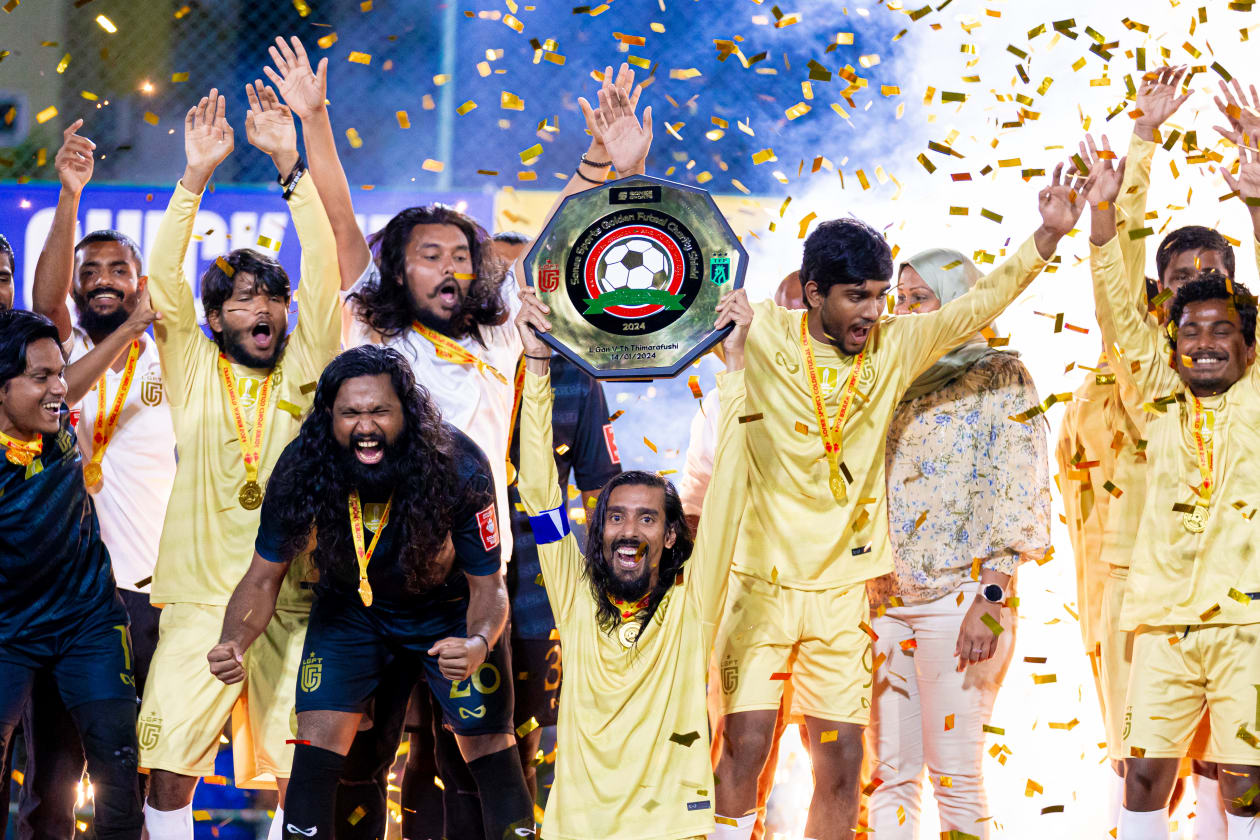 ހުޅުމާލެ (ޖެނުއަރީ 15) - މެޗުގެ ފަހު ސިކުންތު ކޮޅު ތެރޭގައި ގޯލު ޖަހައި، 3-2 އިން ތ. ތިމަރަފުށި ބަލިކޮށް، ގޯލްޑަން ފުޓްސަލް ޗެލެންޖްގެ އެންމެ ފަހުގެ ޗެމްޕިއަން، ލ. ގަމުން، "ސޮނީ ސްޕޯޓްސް ގޯލްޑަން ފުޓްސަލް ޗެލެންޖް 2024" ގެ ޗެރިޓީ ޝީލްޑް ވަނީ ކާމިޔާބުކޮށްފައި. .-- ފޮޓޯ: އަބްދުﷲ އިޔާން / އަދަދު
