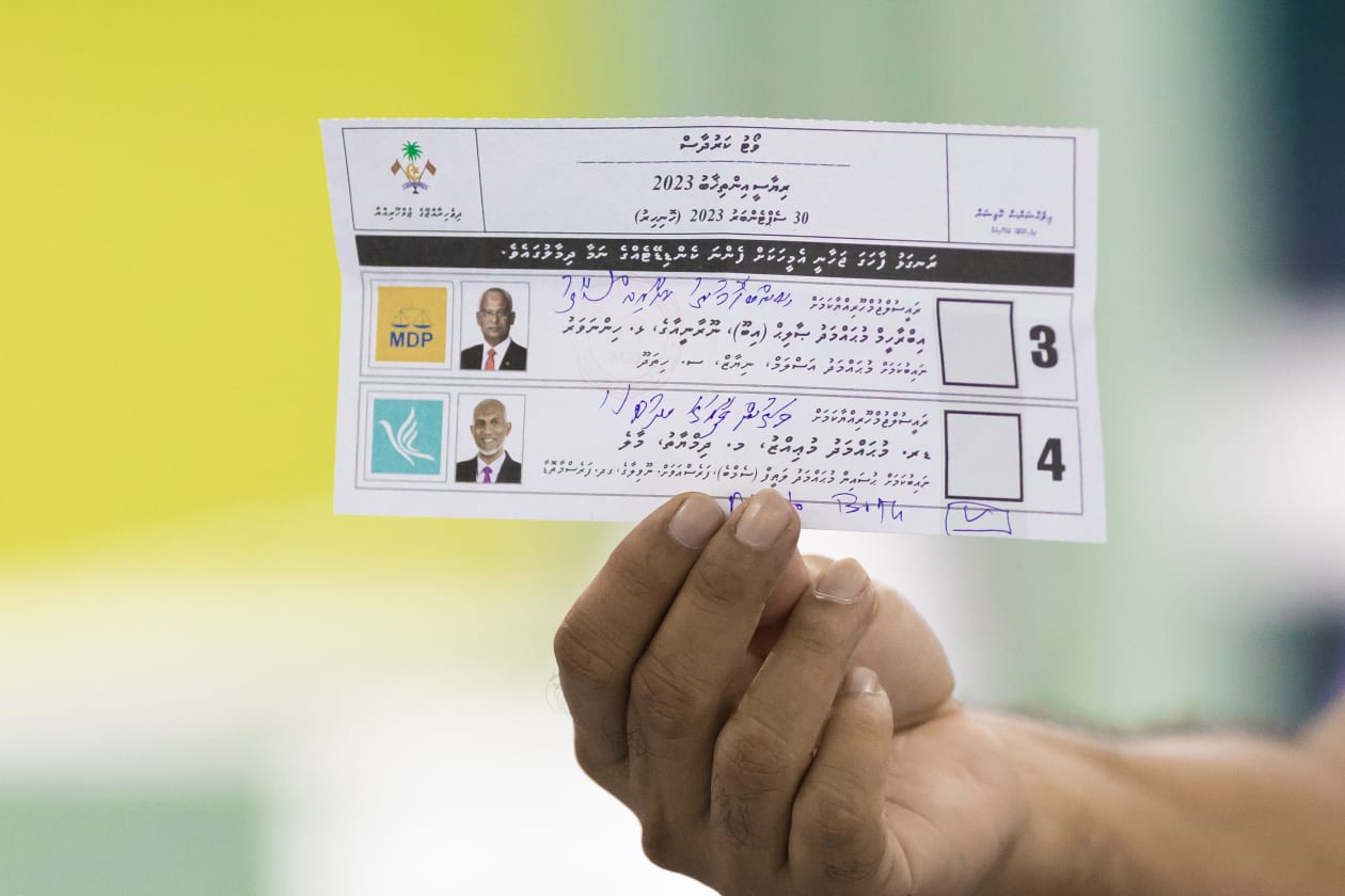 ސެޕްޓެމްބަރ 20، 2023 - ރިޔާސީ އިންތިހާބުގެ ދެވަނަ ބުރުގެ ވޯޓުލުމުގެ ތެރެއިން؛ މި އިންތިހާބުގެ ދެވަނަ ބުރުގައި ވޯޓުލުމުގެ ހައްގު ލިބިގެންވާ މީހުންގެ ތެރެއިން 82% ވޯޓުލައިފިވާ އިރު 50% އަށް ވުރެ މަތީގެ ޕަސެންޓެއް ހޯއްދަވައިން މި އިންތިހާބު ކާމިޔާބު ކުރެއްވީ އިދިކޮޅު ކެންޑިޑޭޓް ޑރ. މުއިޒް --- ފޮޓޯ އަބްދުﷲ އިޔާން / އަދަދު