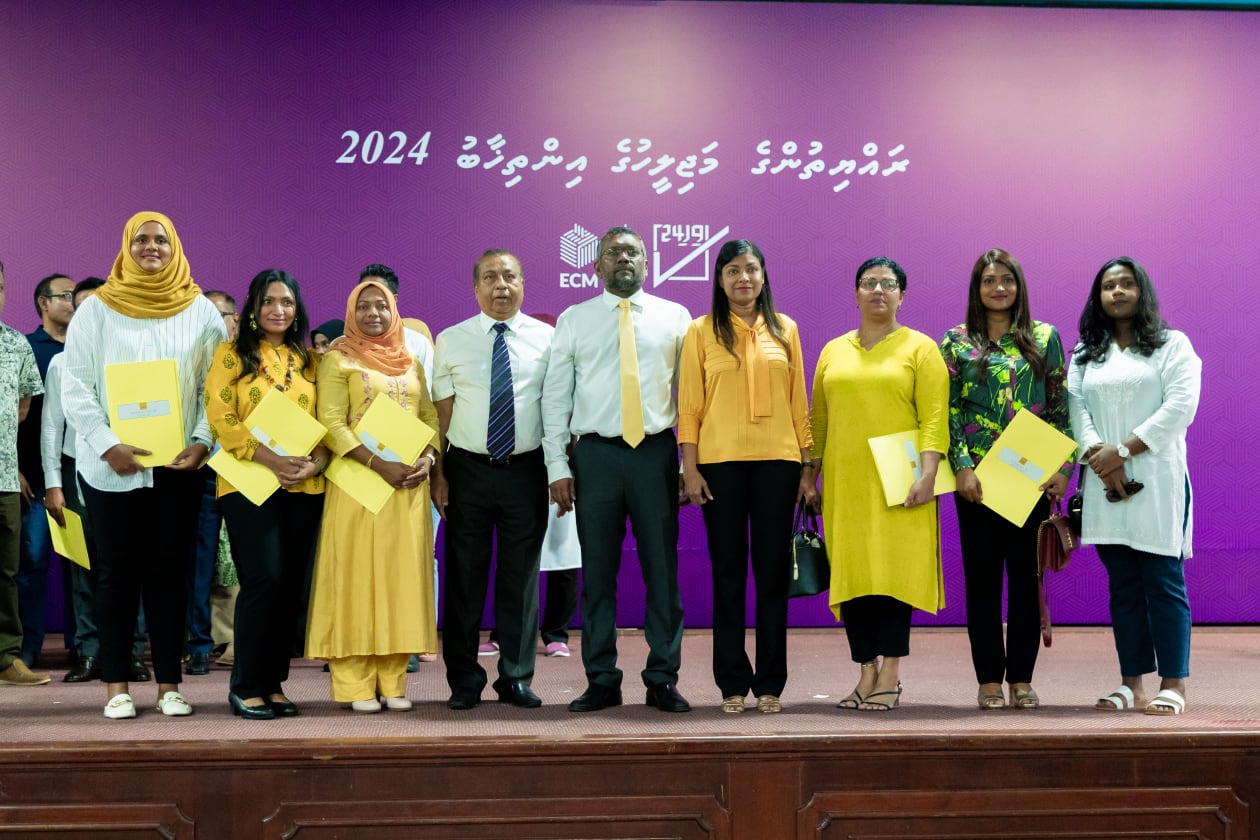 ފެބުރުއަރީ 12 ، 2024- ވިހިވަނަ ރައްޔިތުންގެ މަޖިލީހަށް އެމްޑީޕީގެ ޓިކެޓުގައި ވާދަކުރައްވާ އަންހެން ކެންޑިޑޭޓުން، އިލެކްޝަންސް ކޮމިޝަންގެ ރައީސް ފުއާދު އާދި އެމްޑީޕީގެ ލީޑަޝިޕްގެ ބައެއް ބޭފުޅުންނާއެކު 