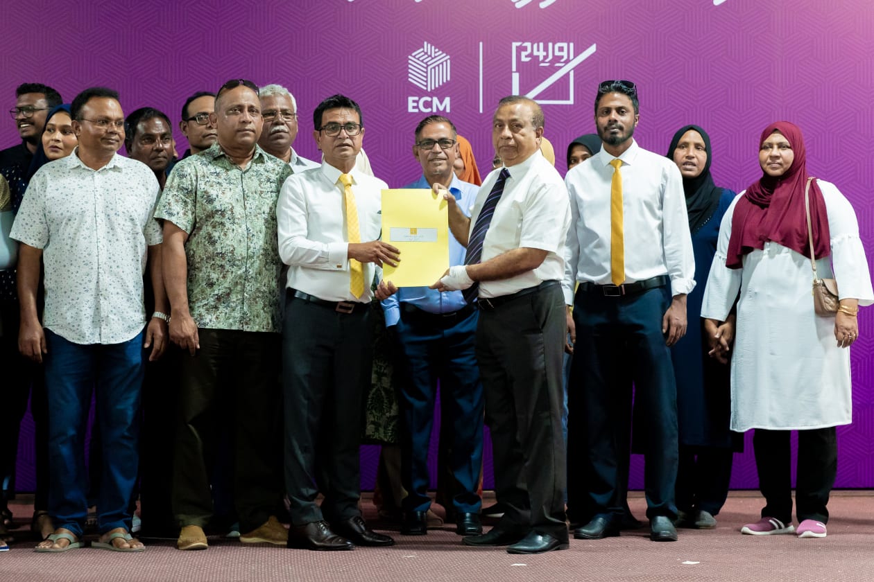 ފެބުރުއަރީ 12 ، 2024- ވިހިވަނަ ރައްޔިތުންގެ މަޖިލީހުގެ ހޯރަފުށީ ދާއިރާ އަށް އެމްޑީޕީގެ ޓިކެޓުގައި ވާދަ ކުރައްވާ، ރައްޔިތުންގެ މަޖިލީހުގެ ނައިބު ރައީސް އަދި މިހާރު ވެސް ހޯރަފުށީ ދާއިރާގެ މެމްބަރު އަހުމަދު ސަލީމުގެ ފޯމް އިލެކްޝަންސް ކޮމިޝަންގެ ރައީސް ފުއާދު ތައުފީގުއާ ހަވާލުކުރައްވަނީ