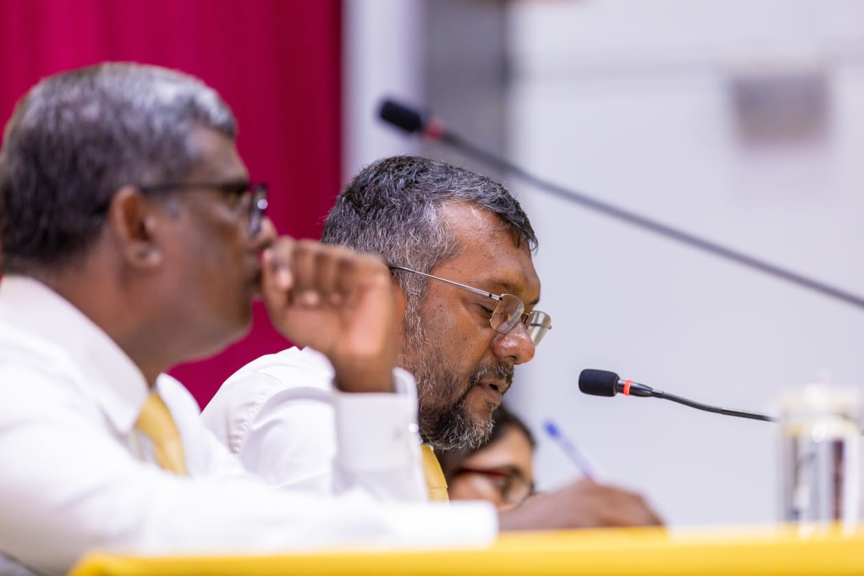 އޮކްޓޫބަރ 3، 2023 - ނިޒާމު ކަނޑައެޅުމަށް އާއްމު ވޯޓެއް ނެގުމަށް ރައްޔިތުންގެ މަޖިލީހުން ފާސްކޮށްފައިވާ ގަރާރާ މެދު އެމްޑީޕީން ގޮތެއް ނިންމުމަށްކުރިއަށް ގެންދިޔަ ގައުމީ މަޖިލިސް ޖަލްސާ ގައި ޗެއާޕާސަން ފައްޔާޒް ---ފޮޓޯ؛ މުހައްމަދު ޝާބިން / އަދަދު