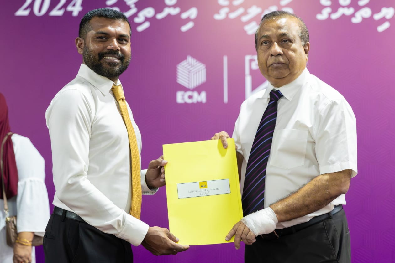 ފެބުރުއަރީ 12 ، 2024- ވިހިވަނަ ރައްޔިތުންގެ ކާށިދޫ ދާއިރާ އަށް ވާދަ ކުރައްވަން ޓިކެޓު ދިން ނަސީރު، އޭނާގެ ފޯމް އިލެކްޝަންސް ކޮމިޝަންގެ ރައީސް ފުއާދު ތައުފީގާ ހަވާލު ކުރައްވަނީ. 