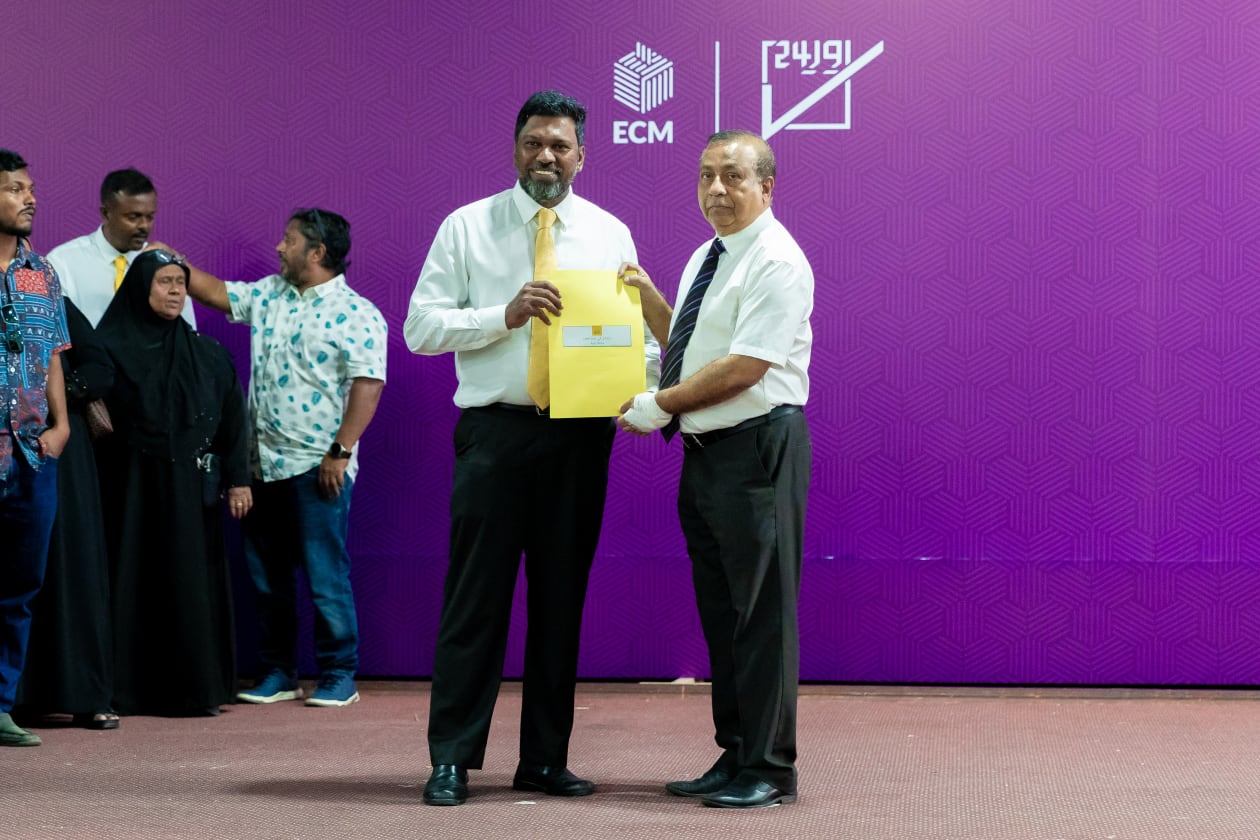 ފެބުރުއަރީ 12 ، 2024- ވިހިވަނަ ރައްޔިތުންގެ މަޖިލީހުގެ މަކުނުދޫ ދާއިރާ އަށް އެމްޑީޕީގެ ޓިކެޓުގައި ވާދަ ކުރައްވާ، އެ ދާއިރާގެ މިހާރުގެ ވެސް މެމްބަރު މުހައްމަދު ރާއީގެ ފޯމް އިލެކްޝަންސް ކޮމިޝަންގެ ރައީސް ފުއާދު ތައުފީގުއާ ހަވާލުކުރައްވަނީ