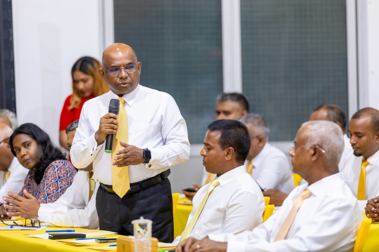 އޮކްޓޫބަރ 3، 2023 - ނިޒާމު ކަނޑައެޅުމަށް އާއްމު ވޯޓެއް ނެގުމަށް ރައްޔިތުންގެ މަޖިލީހުން ފާސްކޮށްފައިވާ ގަރާރާ މެދު އެމްޑީޕީން ގޮތެއް ނިންމުމަށްކުރިއަށް ގެންދިޔަ ގައުމީ މަޖިލިސް ޖަލްސާގައި ޝާހިދު --- ފޮޓޯ؛ އަބްދުﷲ އިޔާން / އަދަދު