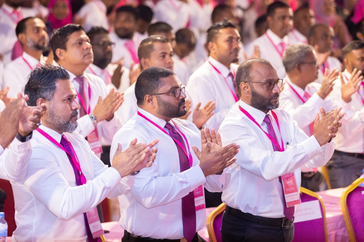 ފެބްރުއަރީ 2، 2023: ޕީޕީއެމްގެ "ހޯޕް ކޮންފަރެންސް" ގައި ނައިފަރު ދާއިރާގެ މެމްބަރު އަހުމަދު ޝިޔާމް، ގުރައިދޫ ދާއިރާގެ މެމްބަރު ގައްސާން މައުމޫން އަދި 2018 ވަނަ އަހަރު ބޭއްވި ރިޔާސީ އިންތިހާބުގައި ޕީޕީއެމްގެ ކެންޑިޑޭޓް، އޭރުގެ ރައީސް އަބްދުﷲ ޔާމީންގެ ރަނިންމޭޓަކަށް ނެންގެވި ޑރ. މުހައްމަދު ޝަހީމް -- ފޮޓޯ: މުހައްމަދު ޝާބިން/އަދަދު