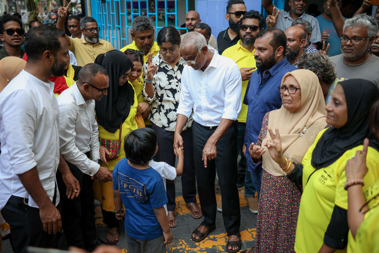ޖެނުއަރީ 10، 2023 - އެމްޑީޕީގެ ރިޔާސީ ޕްރައިމަރީގައި ވާދަކުރައްވާ އެއް ކެންޑިޑޭޓު، ރައީސުލްޖުމްހޫރިއްޔާ އިބްރާހިމް މުހައްމަދު ސޯލިހު މިއަދު ހަވީރު މާފަންނު އުތުރު ދާއިރާގެ ބައެއް ގޭގެއަށް ދޮރުން ދޮރަށް ހިންގެވުމުގެ ހަރަކާތުގެ ތެރެއިން. --- ފޮޓޯ؛ މުހައްމަދު ޝާބިން / އަދަދު
